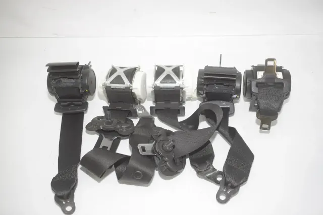 Rear Middle Seatbelt