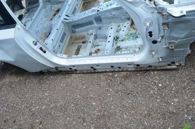Right Side Metallic Sideskirt Cover