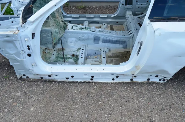 Left Side Metalic Sideskirt Cover
