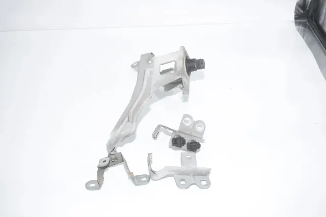 Front Right Fender Holder