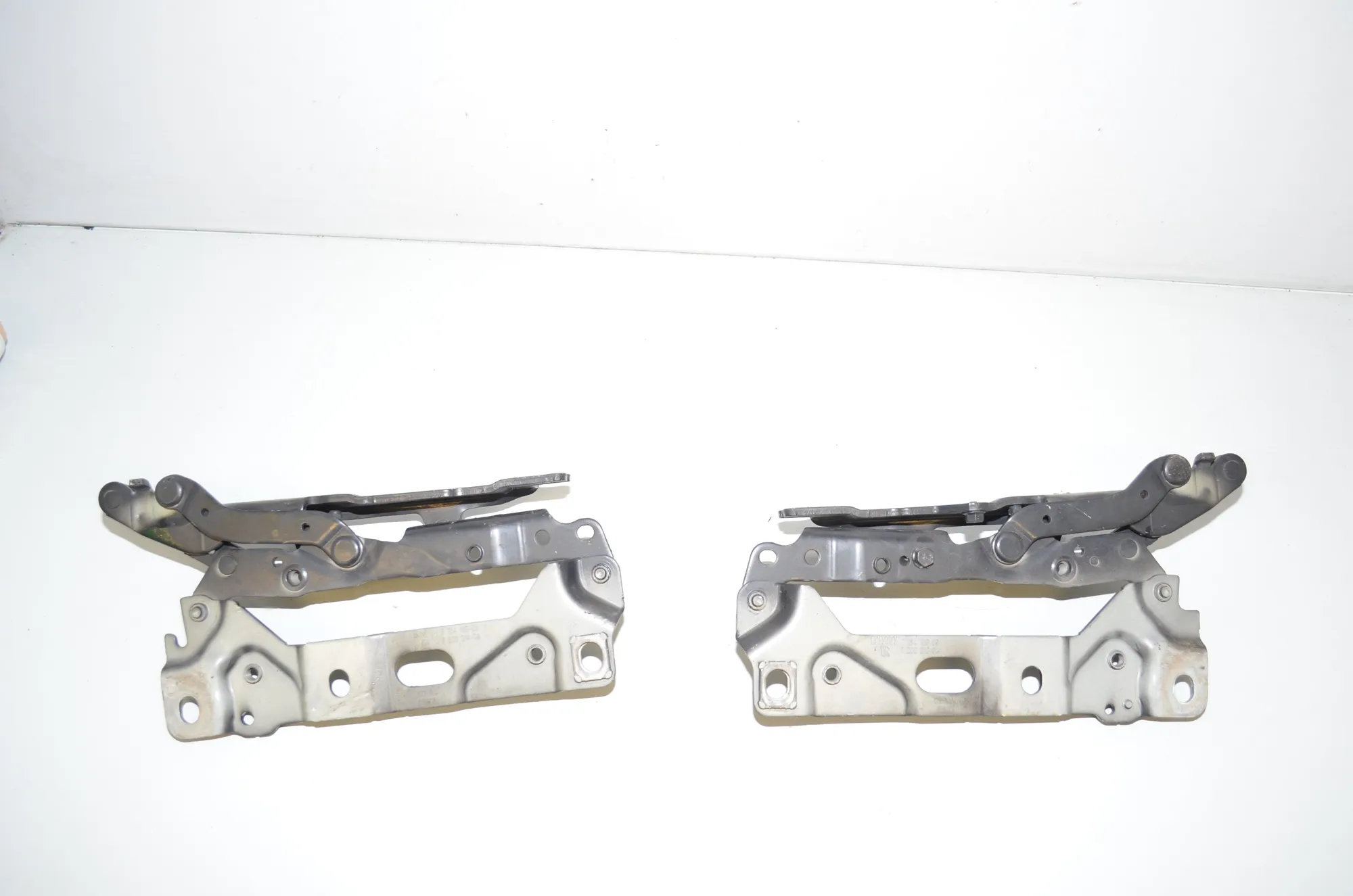 Front Right Bonnet Hinge – OEM 7184190 · BMW 7 (F01, F02) 730 d 2009 – 4
