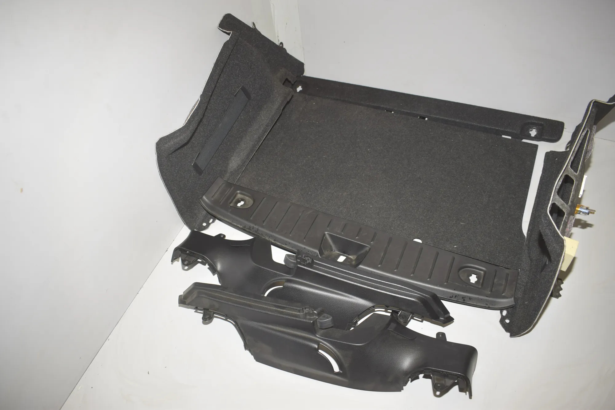 Trunk Trim Kit – OEM 7291360 · BMW i3 (I01) s Electric 2022 – 3
