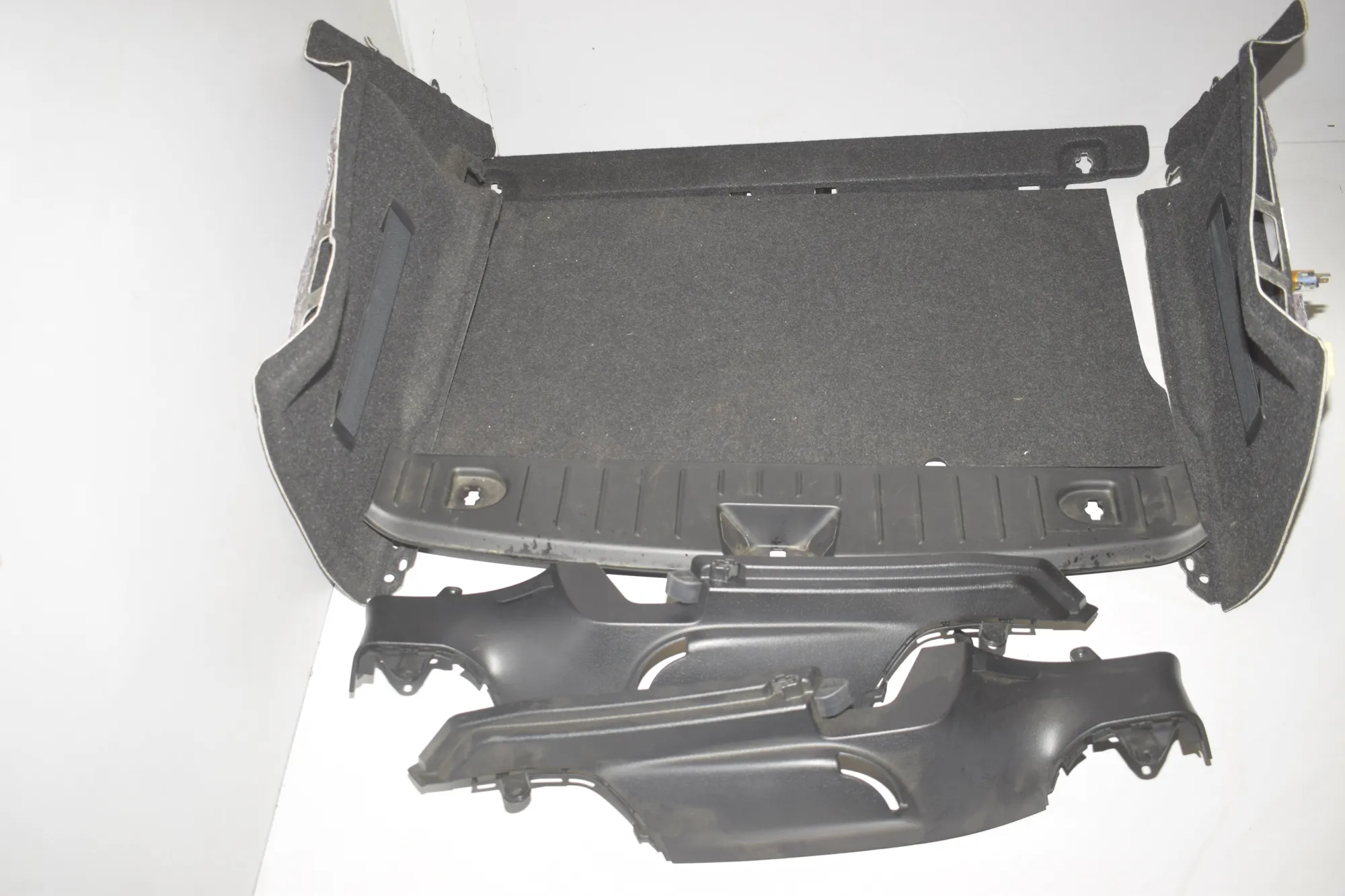 Trunk Trim Kit – OEM 7291360 · BMW i3 (I01) s Electric 2022 – 8