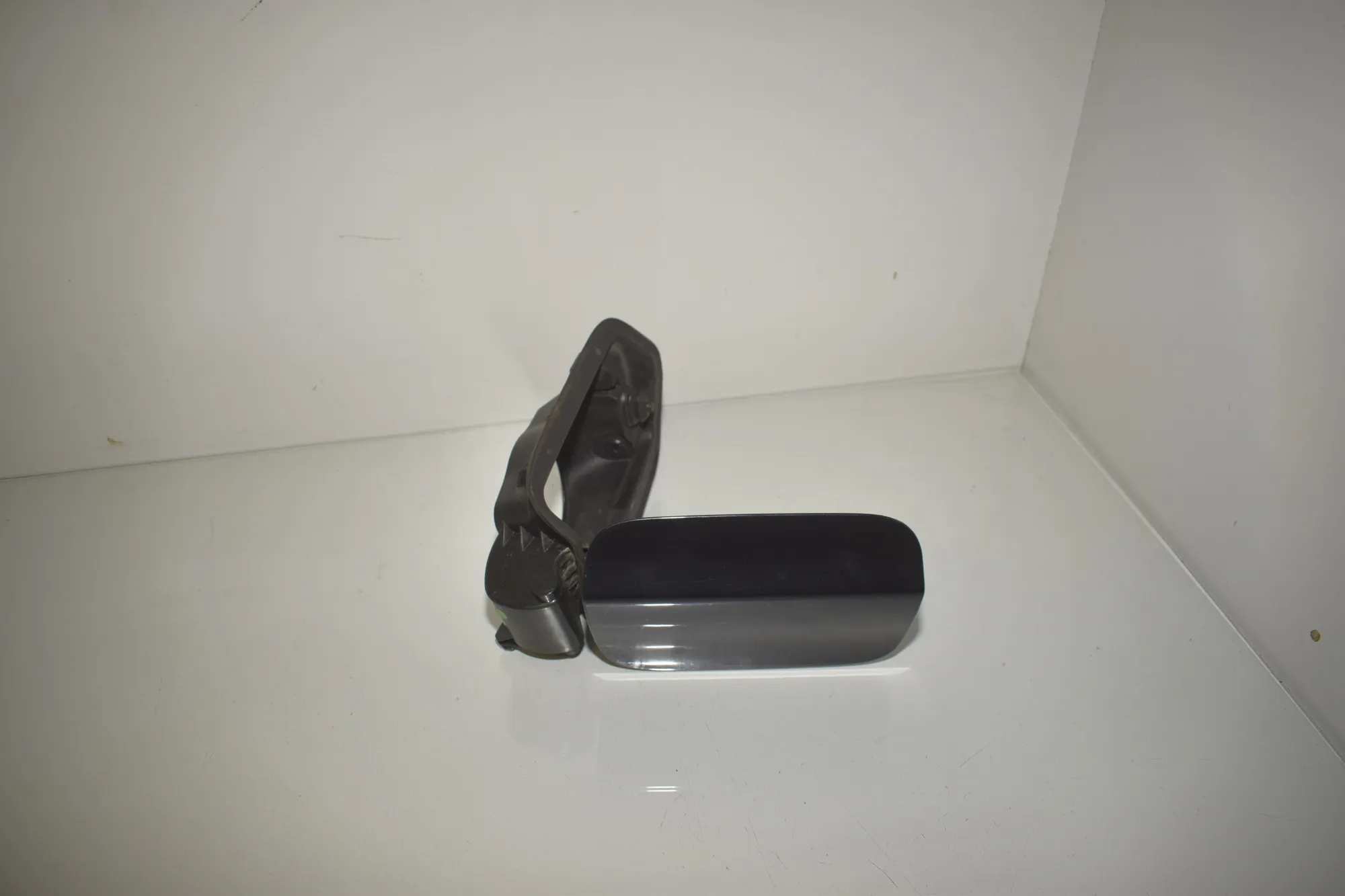Fuel Tank Flap Cap – OEM 624118 · BMW 7 (F01, F02) 730 d 2009 – 5