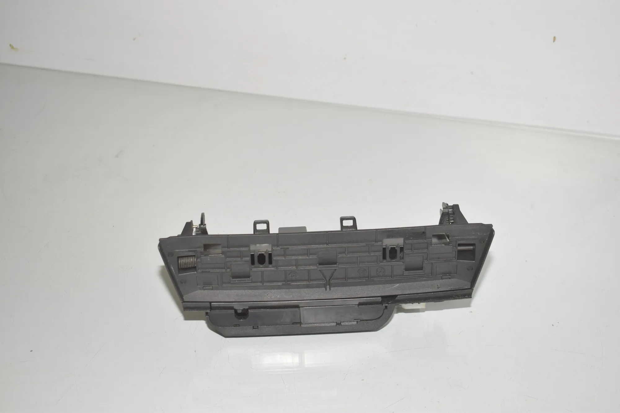 Ashtray – OEM 9119317 · BMW 7 (F01, F02) 730 d 2009 – 3