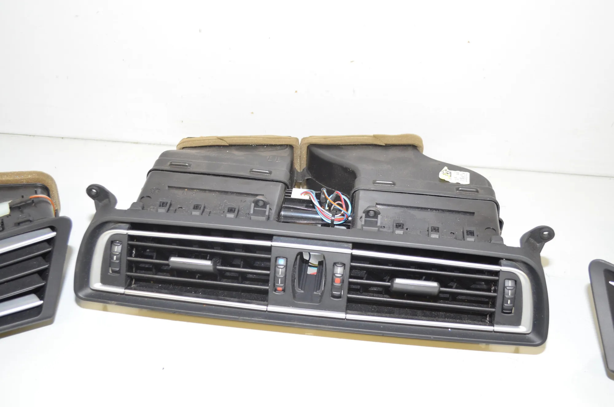 Dashboard Air Vents – OEM 9112150 · BMW 7 (F01, F02) 730 d 2009 – 3