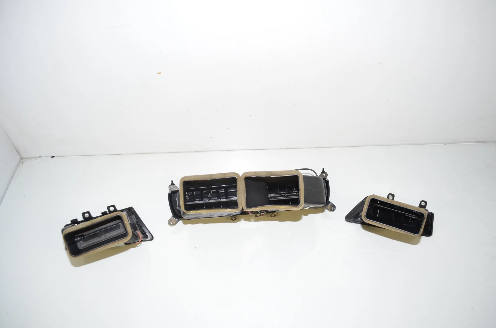 Dashboard Air Vents – OEM 9112150 · BMW 7 (F01, F02) 730 d 2009 – 5