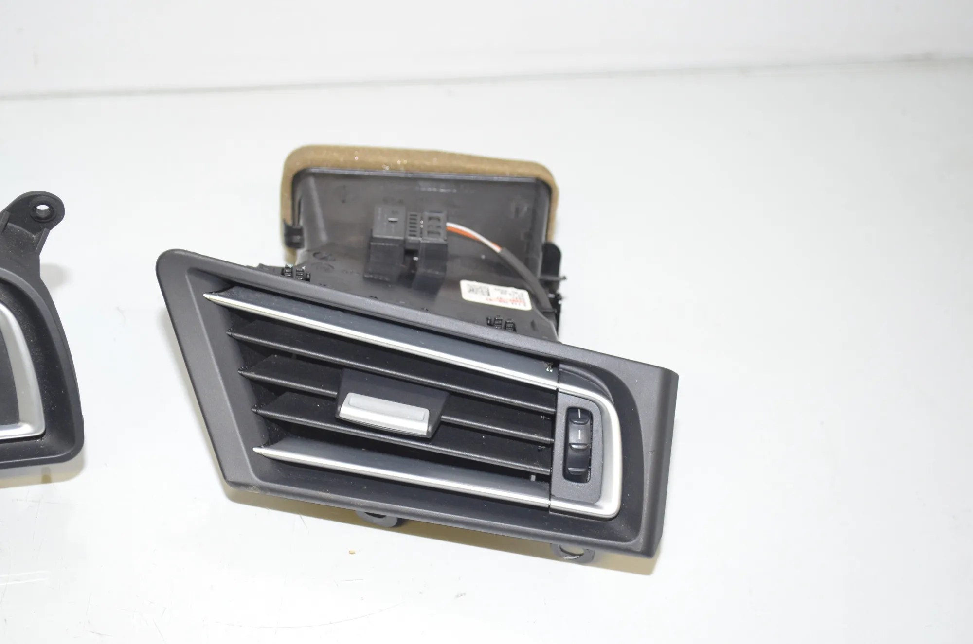 Dashboard Air Vents – OEM 9112150 · BMW 7 (F01, F02) 730 d 2009 – 4