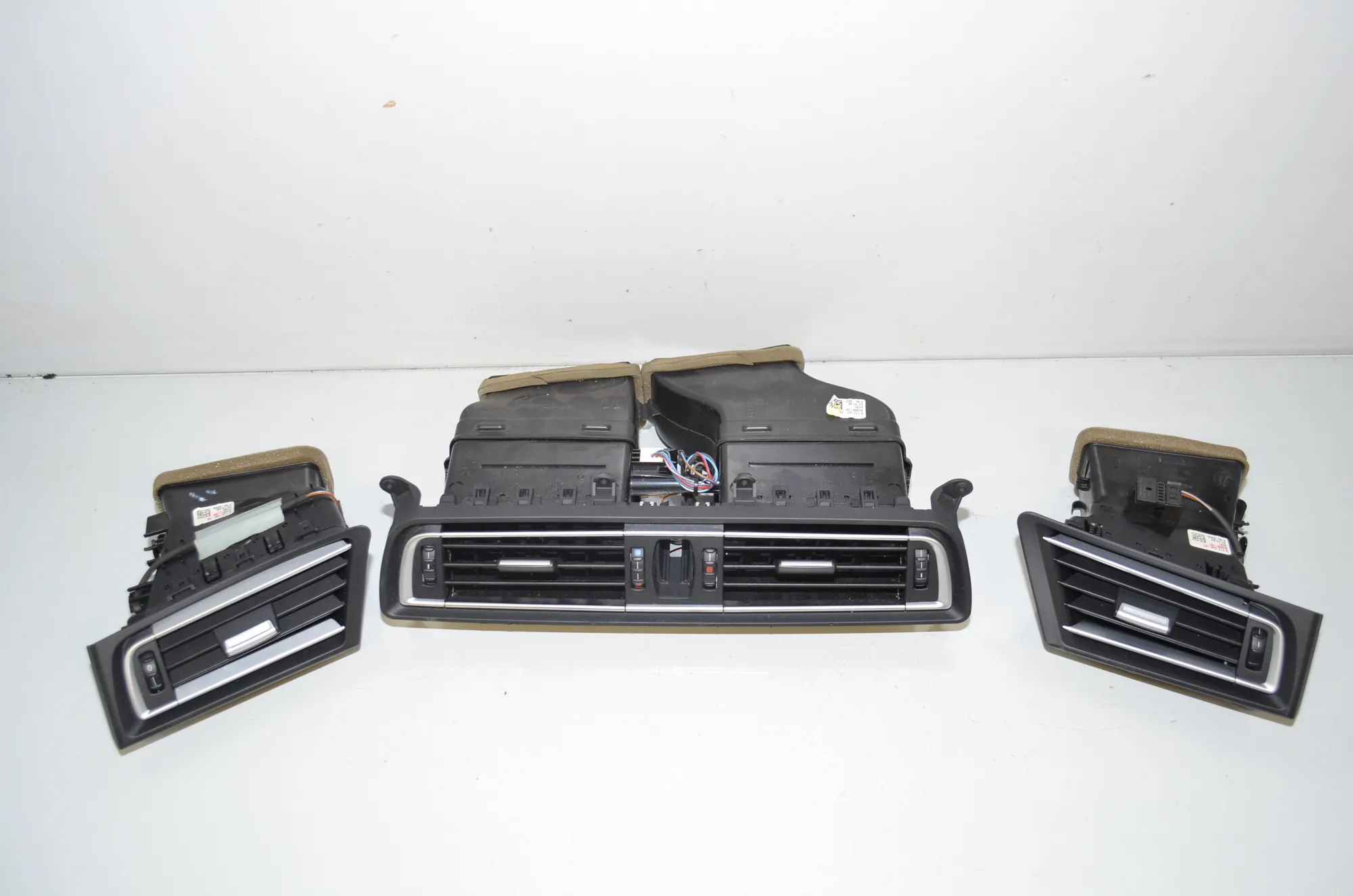Dashboard Air Vents – OEM 9112150 · BMW 7 (F01, F02) 730 d 2009