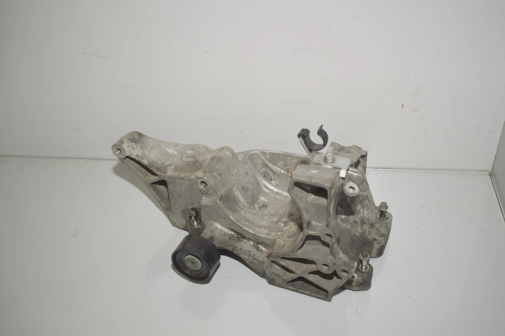 Alternator Generator Bracket – OEM 7802639 · BMW 7 (F01, F02) 730 d 2009