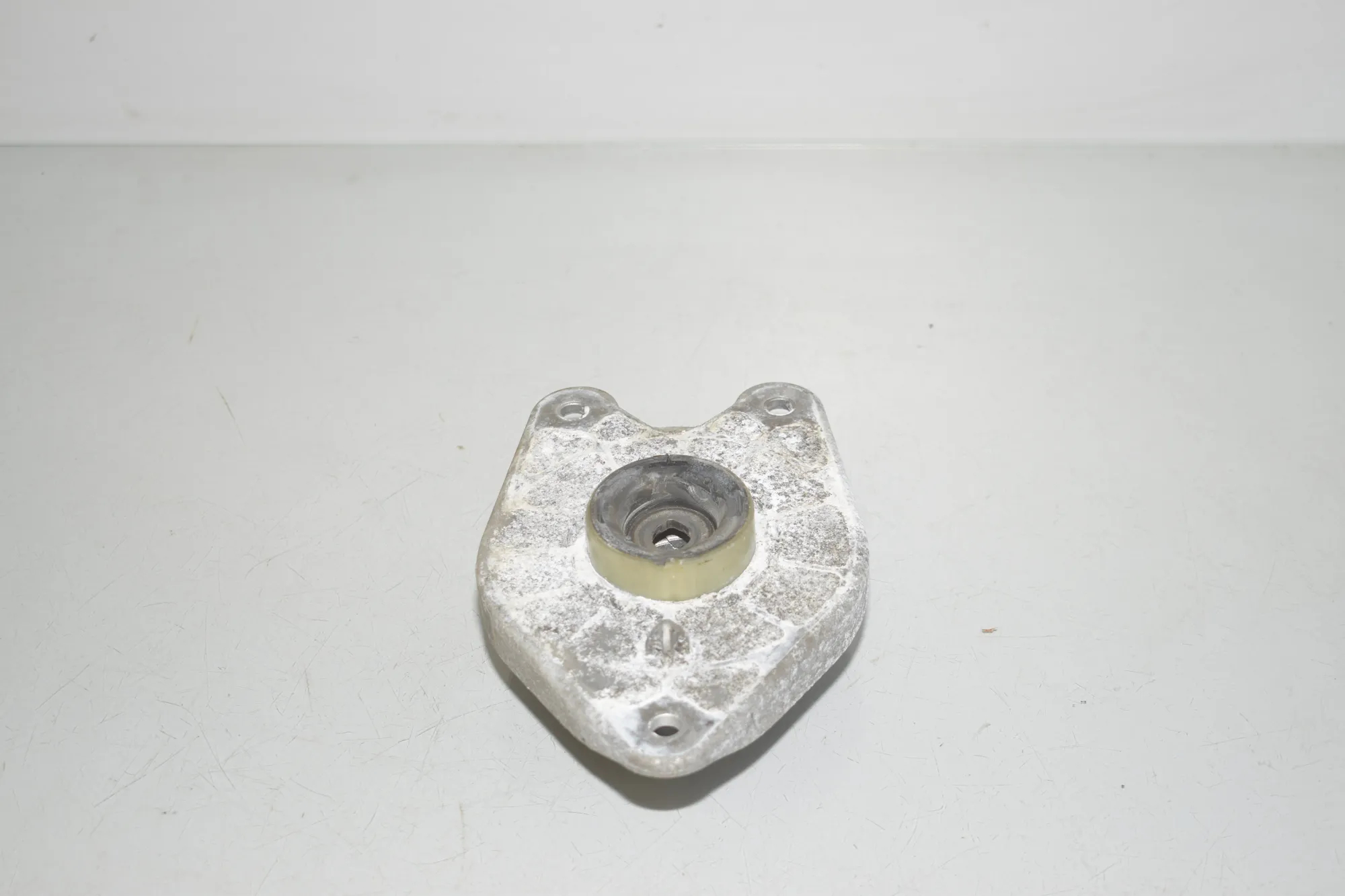 Front Right Shock Absorber Bracket – OEM 6896309 · BMW i3 (I01) s Electric 2022 – 2