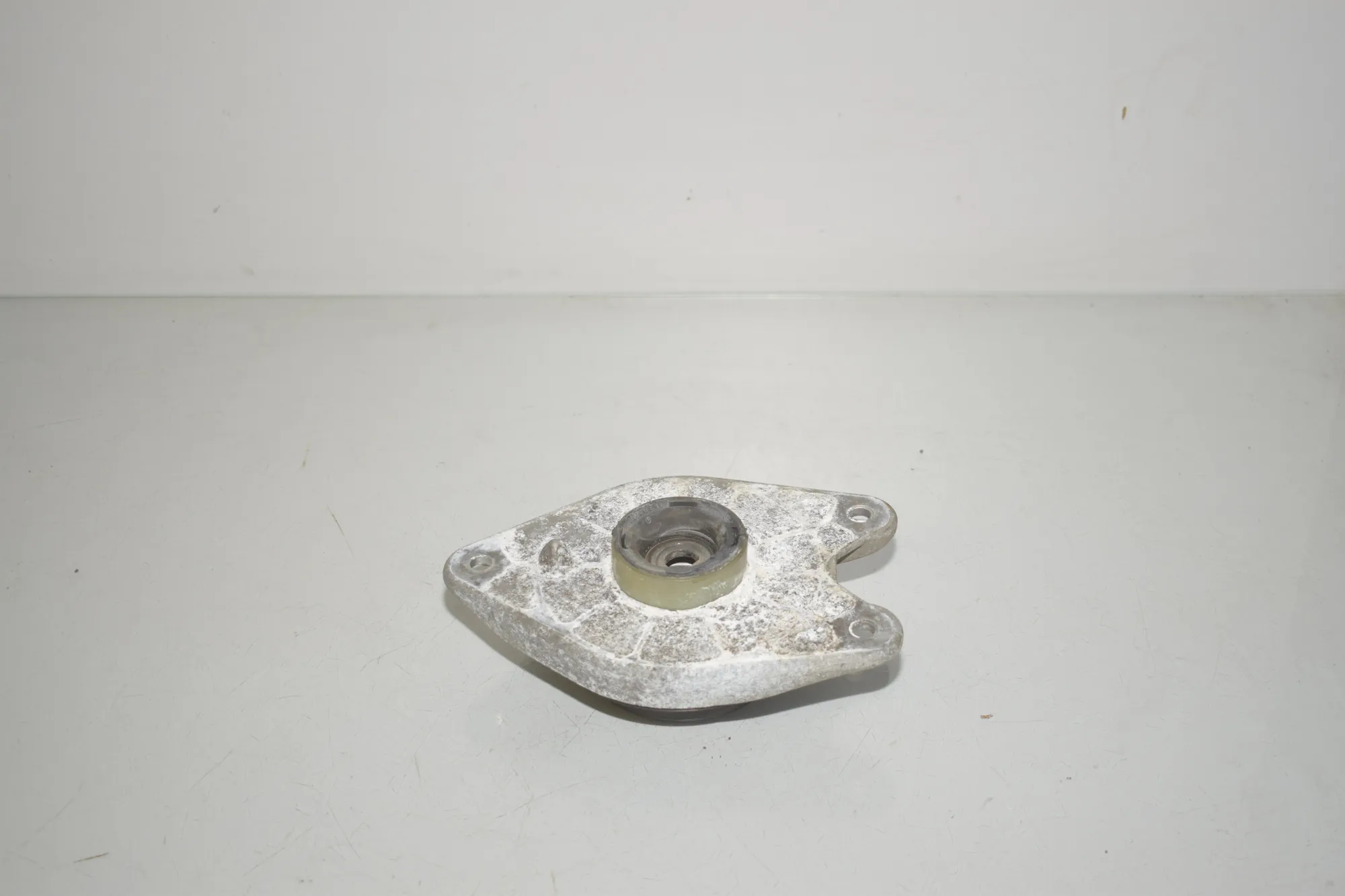 Front Right Shock Absorber Bracket – OEM 6896309 · BMW i3 (I01) s Electric 2022