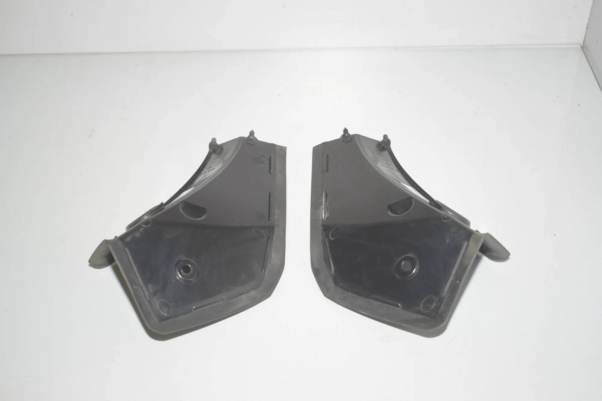 Rear Right Tail Light Trim – OEM 7450666 · BMW 1 (F40) (2019 - -) F40) 116 d 2020 – 3
