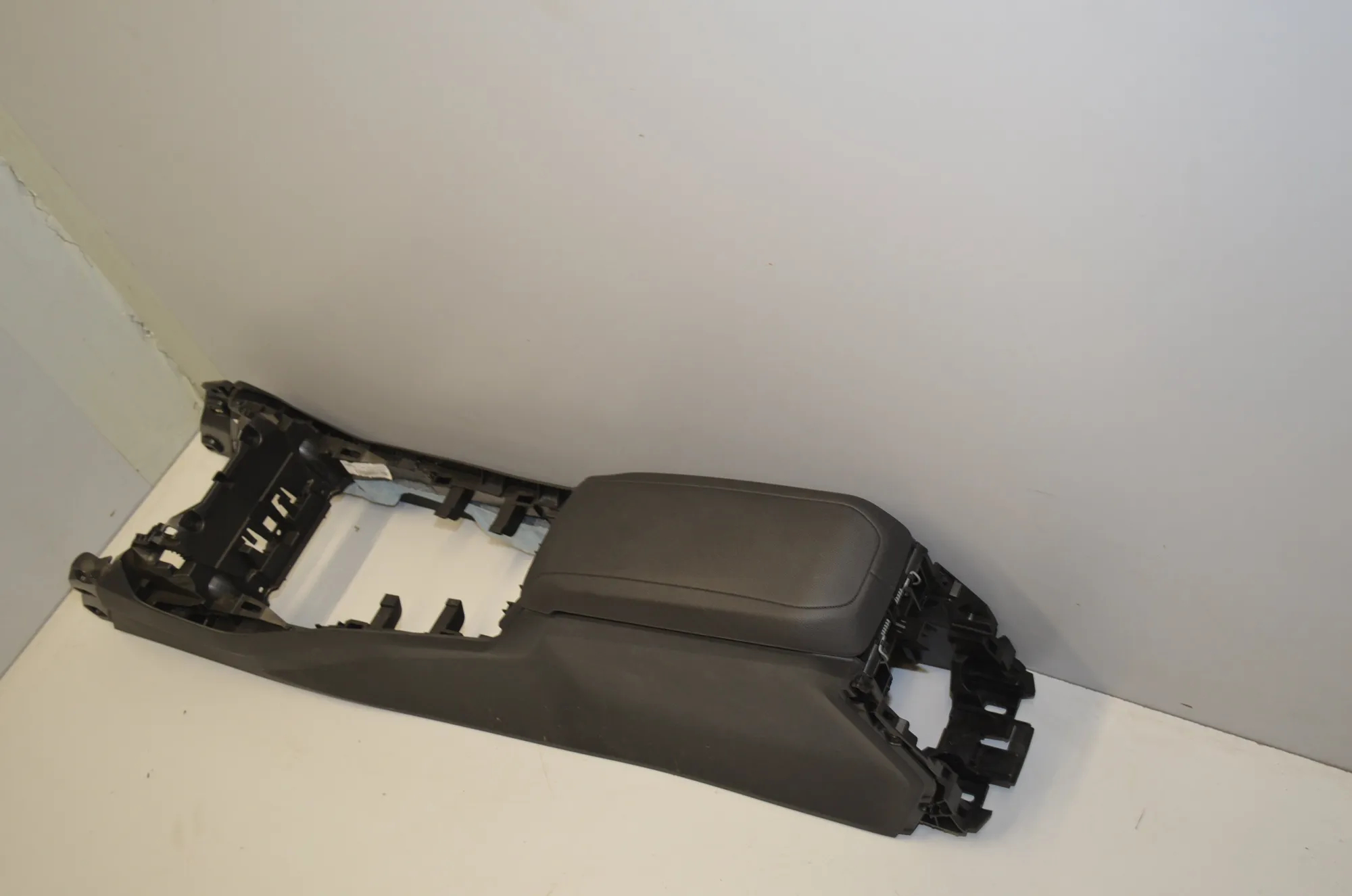 Center Console – OEM 9460091 · BMW 1 (F40) (2019 - -) F40) 116 d 2020 – 4