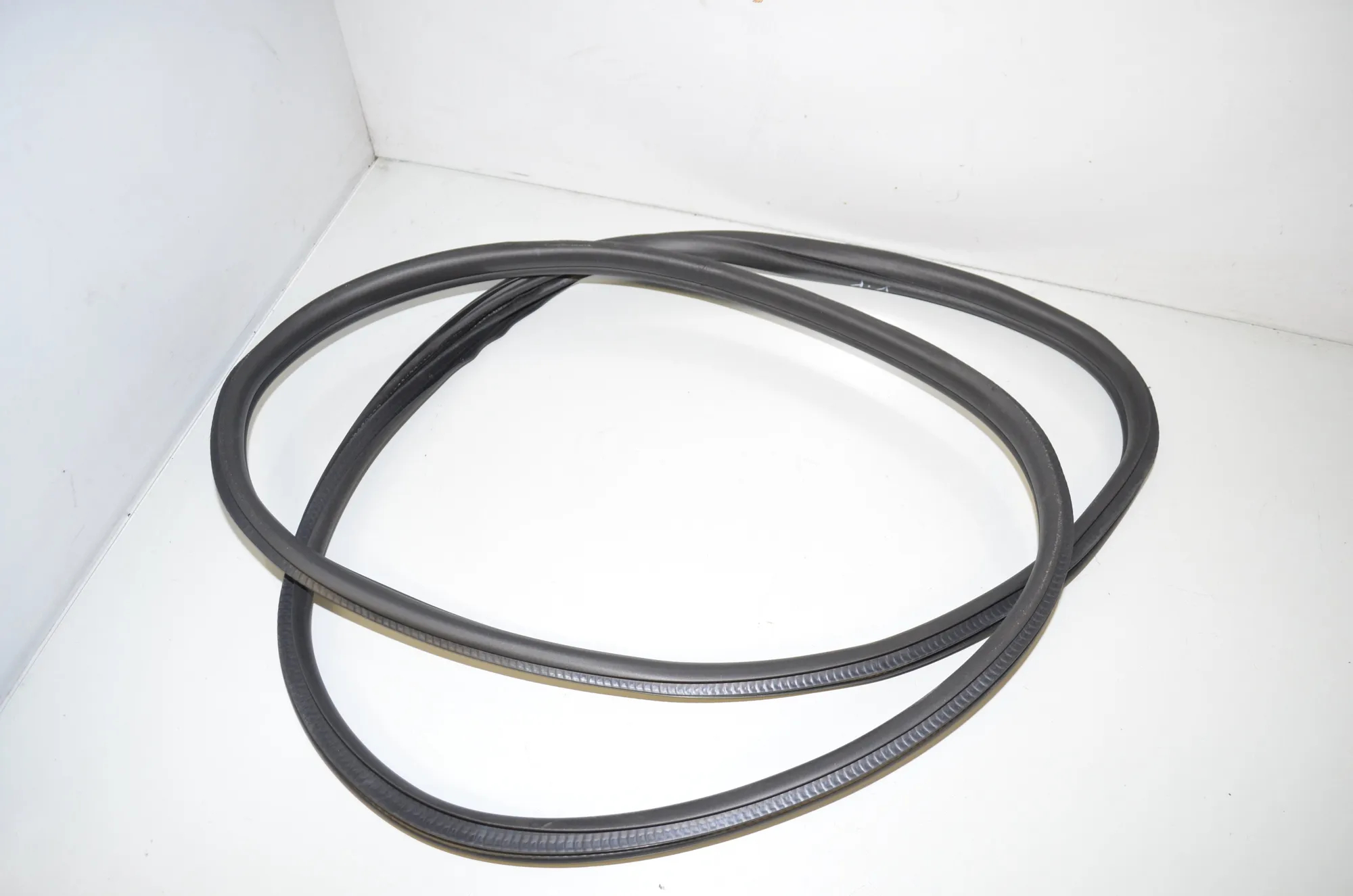 Front Right Door Seal Rubber – OEM 9880688 · BMW 1 (F40) (2019 - -) F40) 116 d 2020 – 3