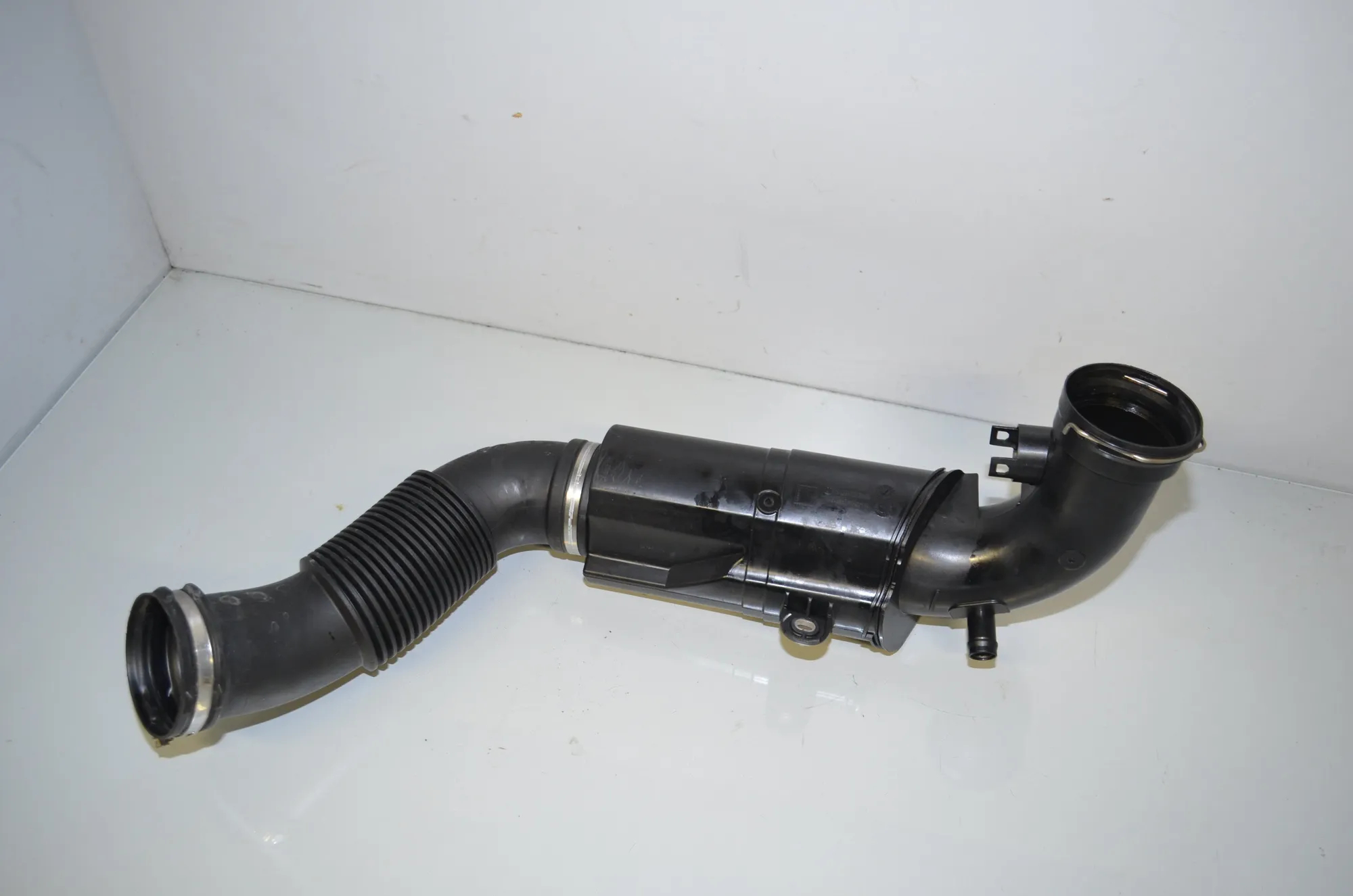 Air Intake Tube – OEM 7619268 · BMW 2 Gran Tourer (F46) 218 i 2015 – 4