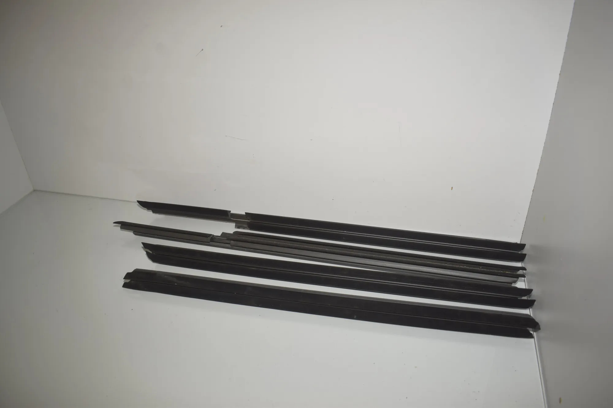 Front Left Door Window Strip – OEM 7336959 · BMW 5 (G30) (2016 - -) M 550 i xDrive 2017 – 3