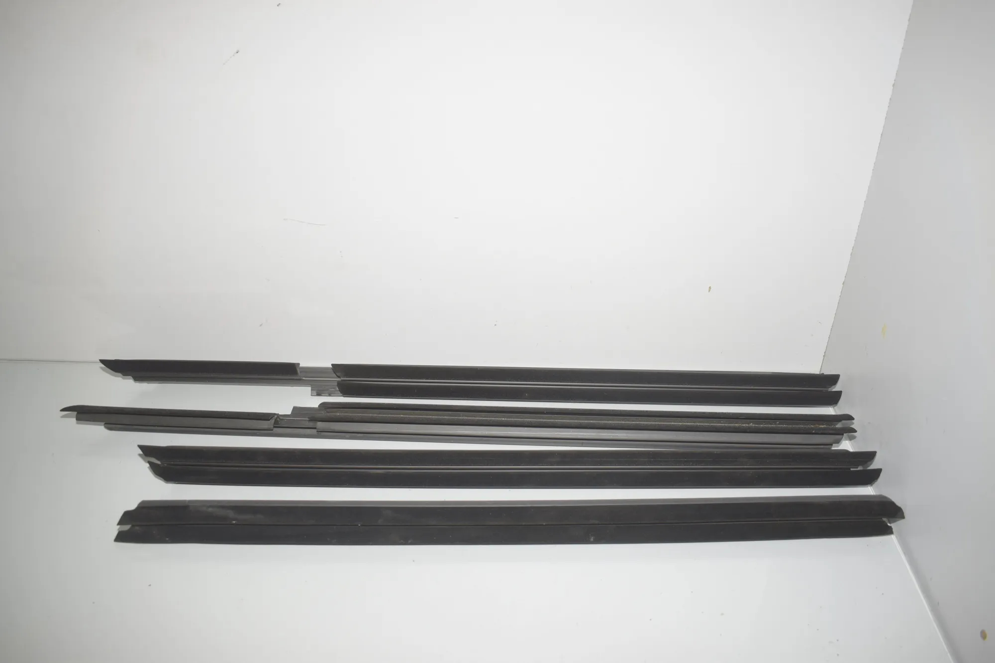 Front Left Door Window Strip – OEM 7336959 · BMW 5 (G30) (2016 - -) M 550 i xDrive 2017