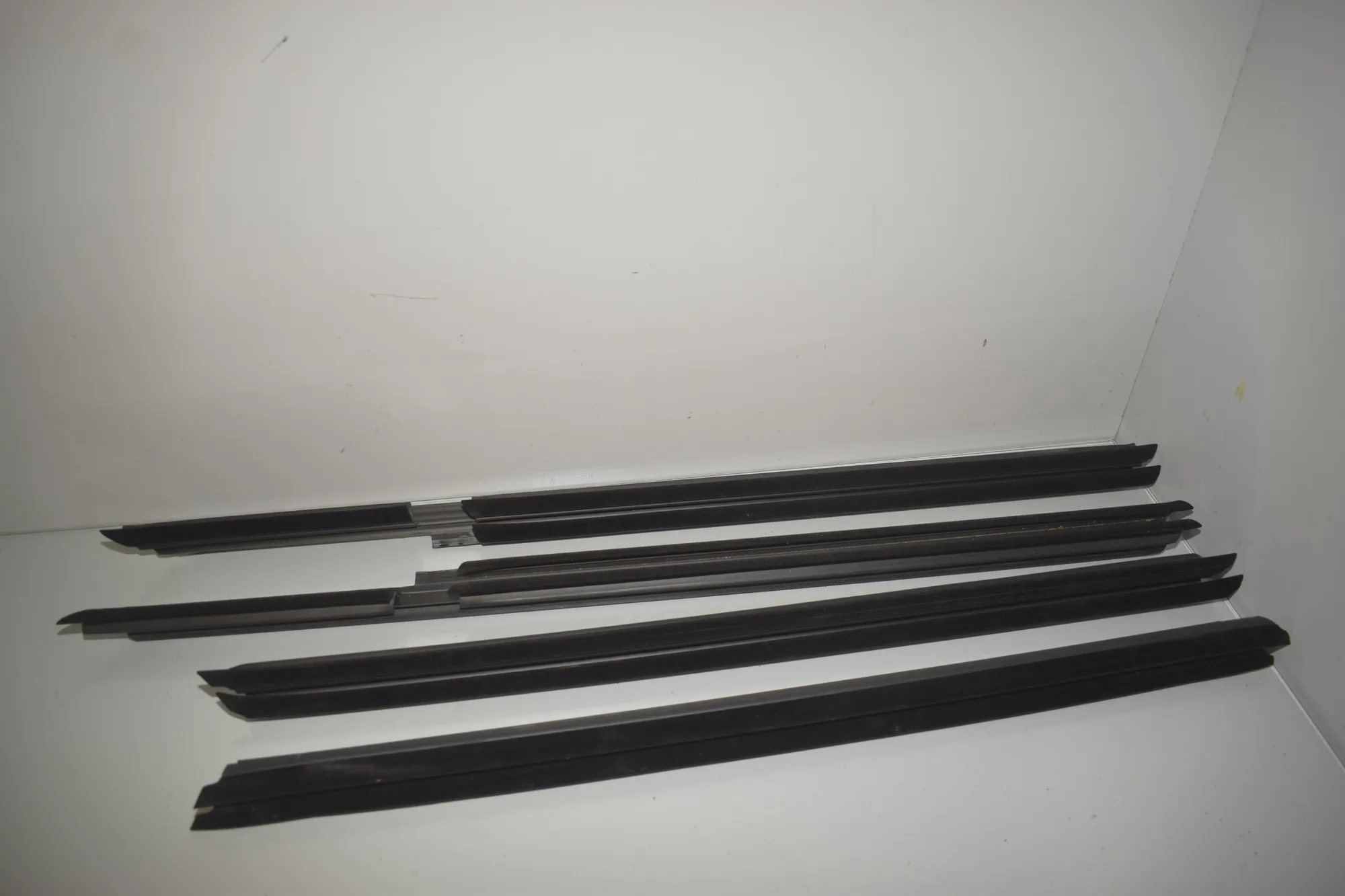 Front Left Door Window Strip – OEM 7336959 · BMW 5 (G30) (2016 - -) M 550 i xDrive 2017 – 2