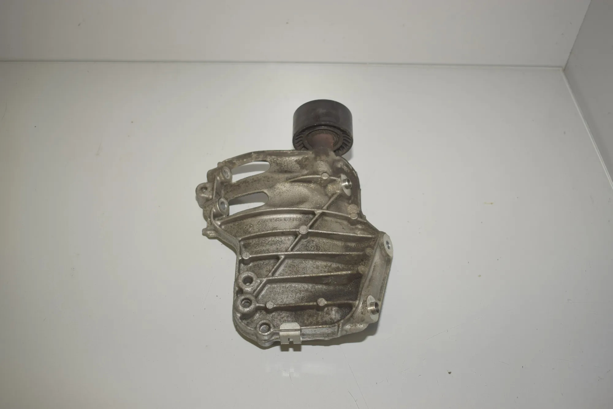 A/C Pump Bracket – OEM 7585167 · BMW X5 (F15, F85) BMW X5 (F15, F85) sDrive 35 i 2013