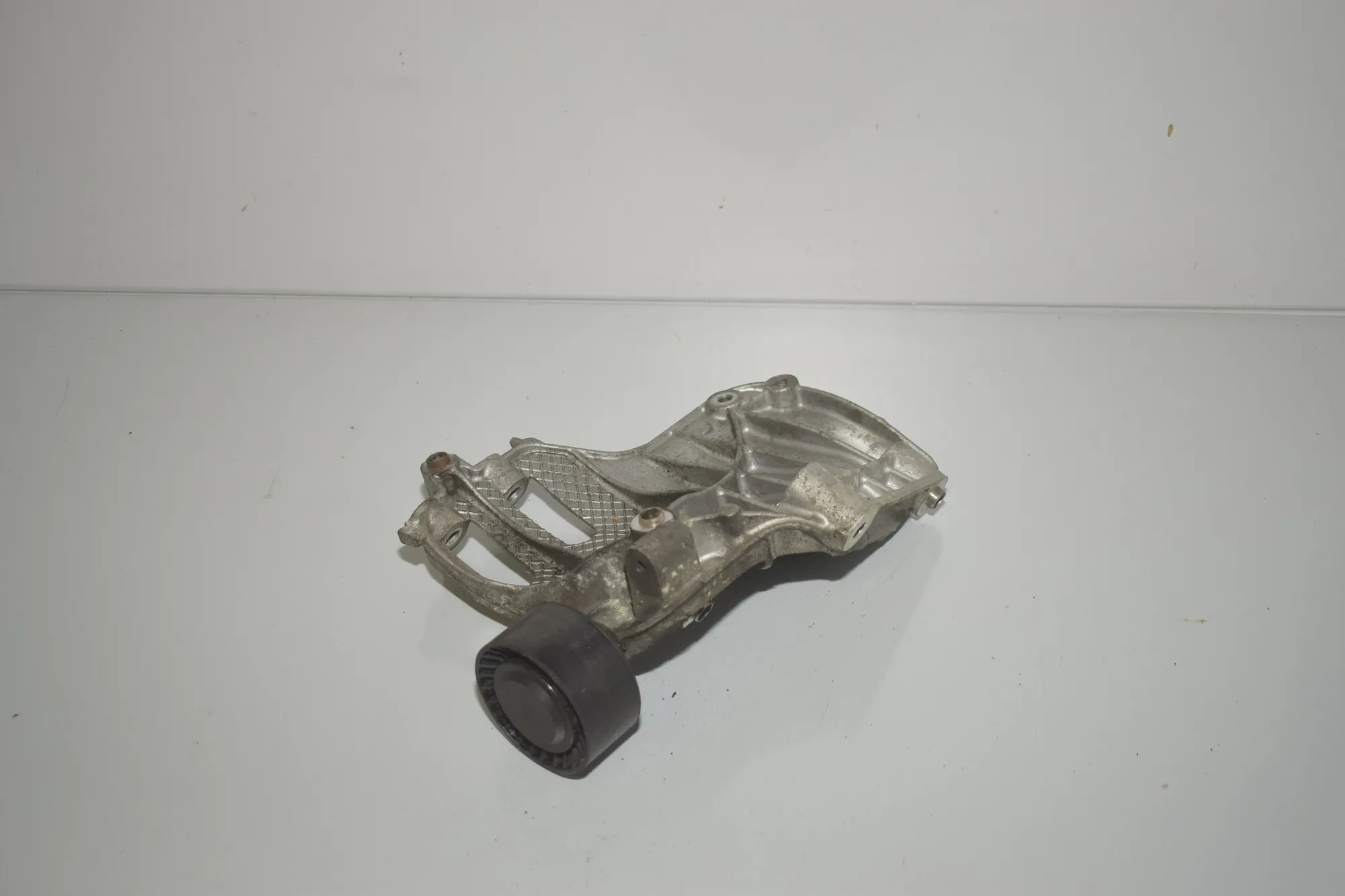 A/C Pump Bracket – OEM 7585167 · BMW X5 (F15, F85) BMW X5 (F15, F85) sDrive 35 i 2013 – 3