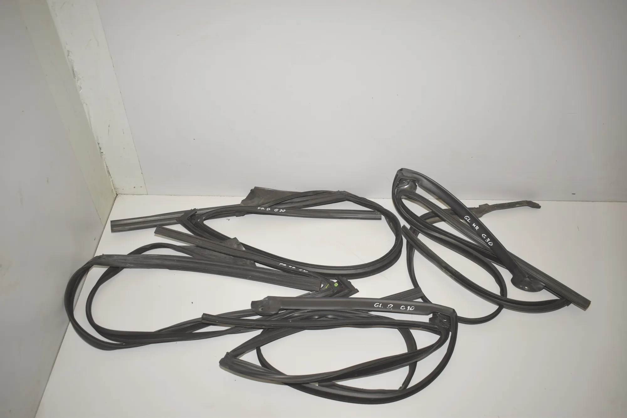 Front Right Door Rubber Seal – OEM 7336963 · BMW 5 (G30) (2016 - -) M 550 i xDrive 2017