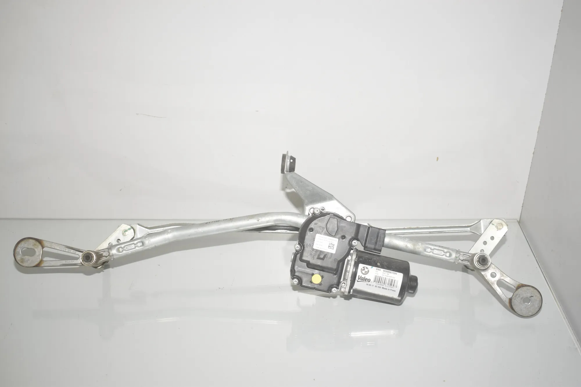 Front Windshield Wiper Mechanism – OEM 7726000 · BMW 5 (G30) (2016 - -) M 550 i xDrive 2017 – 3