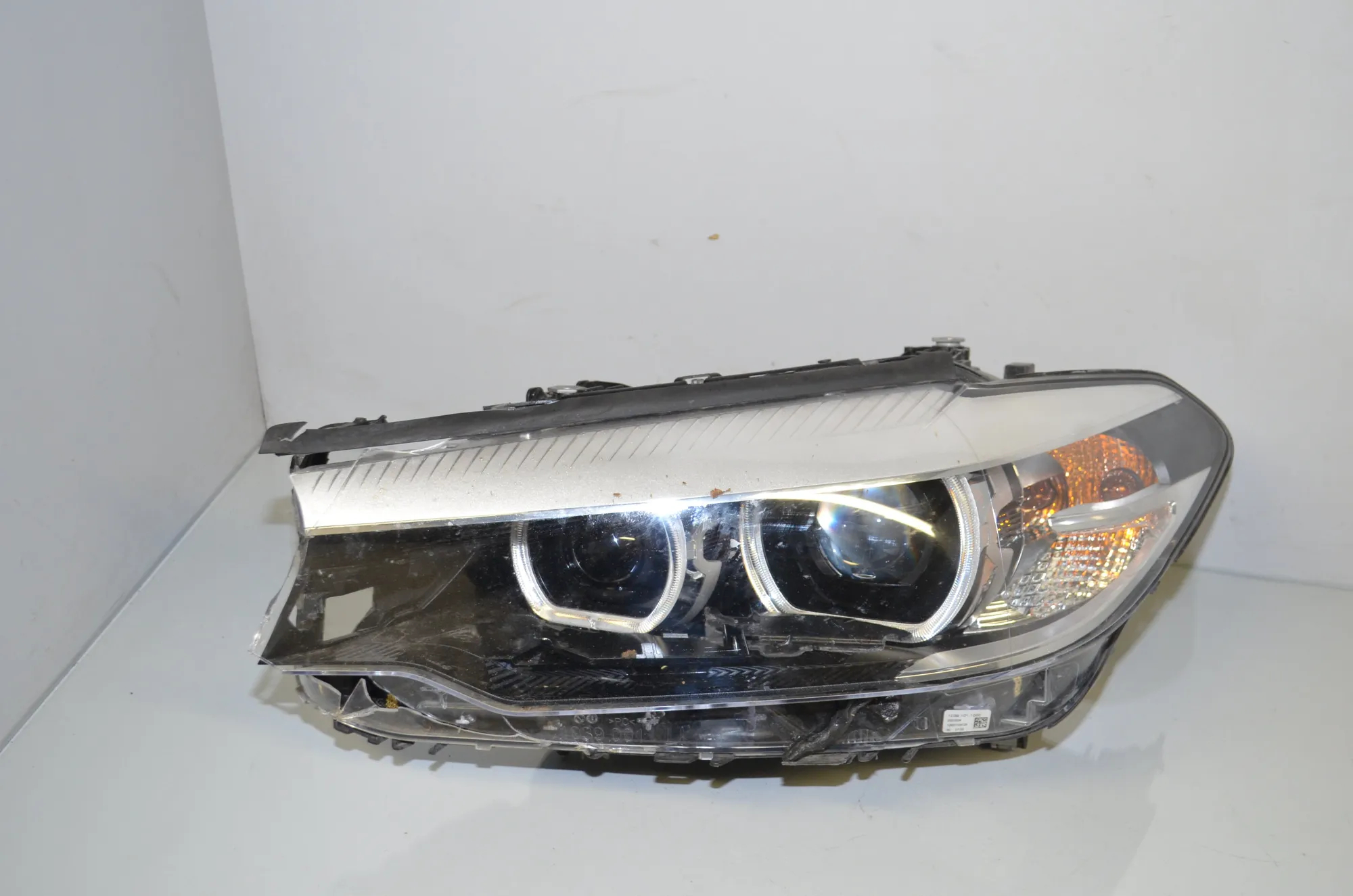 Front Left Headlight – OEM 8499111 · BMW 5 (G30) (2016 - -) M 550 i xDrive 2017
