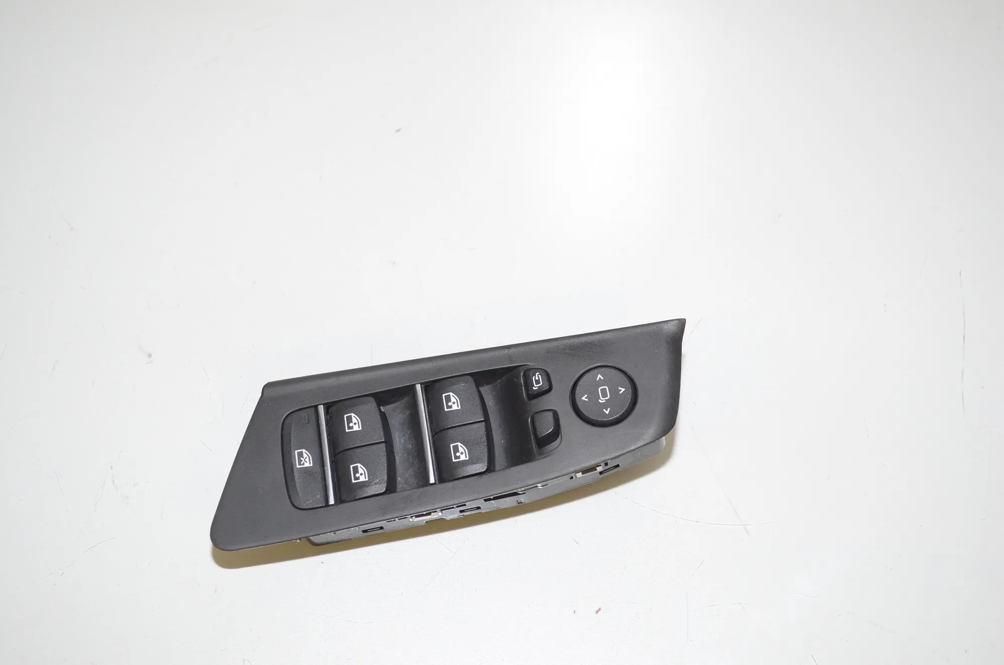 Front Left Door Window Switch – OEM 6832728 · BMW 5 (G30) (2016 - -) M 550 i xDrive 2017 – 2