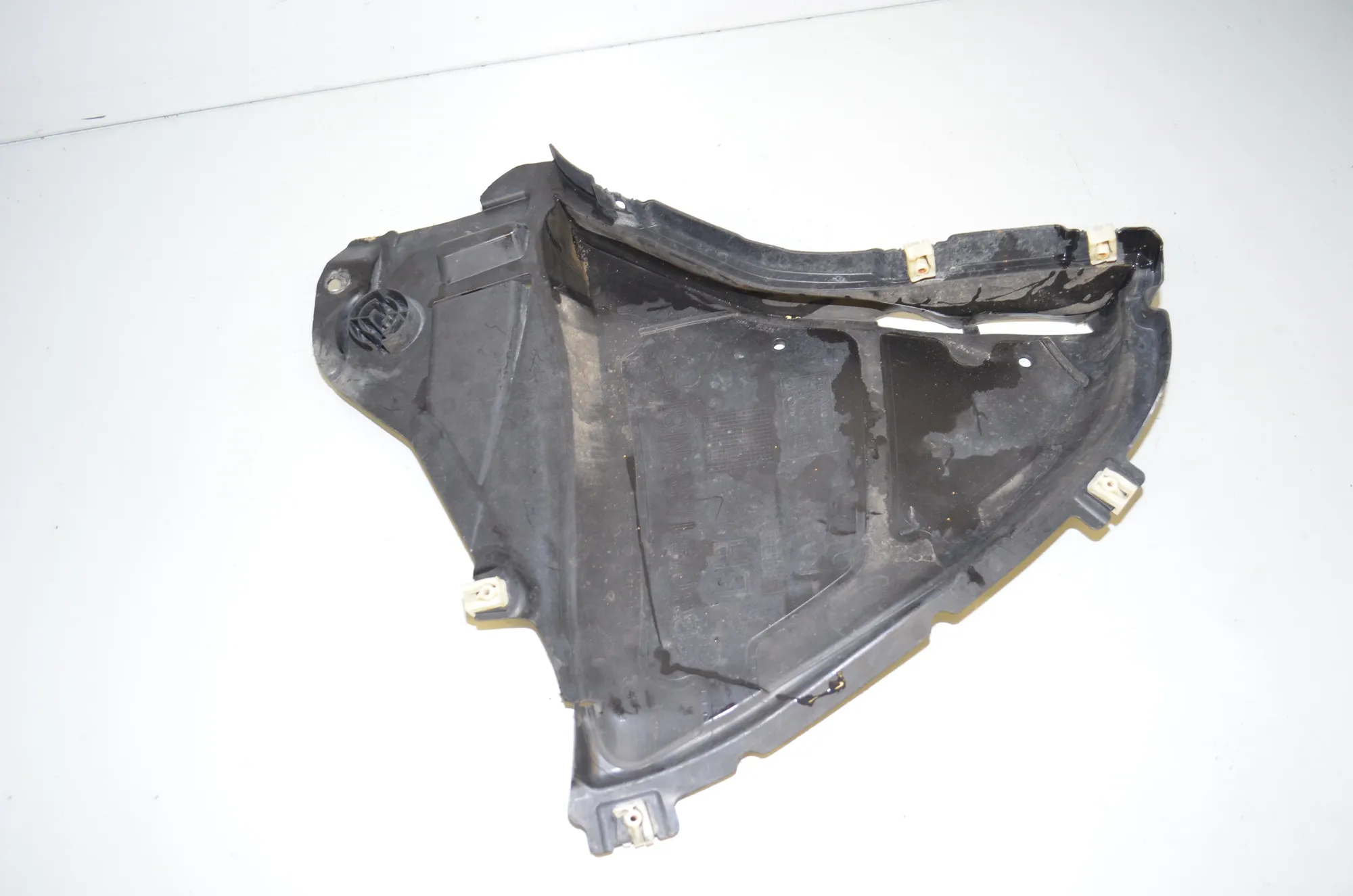 Front Left Arch Liner Front Part – OEM 8082211 · BMW 5 (G30) (2016 - -) M 550 i xDrive 2017 – 3