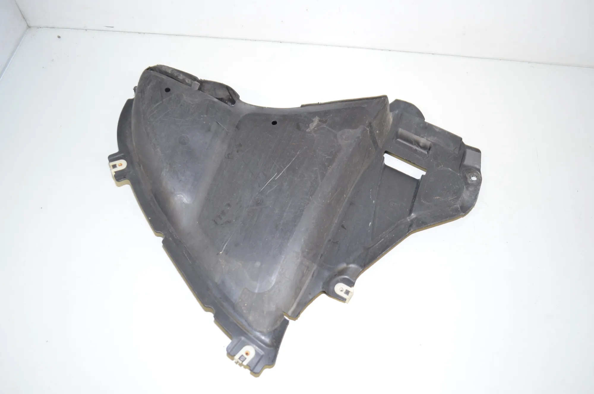 Front Left Arch Liner Front Part – OEM 8082211 · BMW 5 (G30) (2016 - -) M 550 i xDrive 2017 – 2