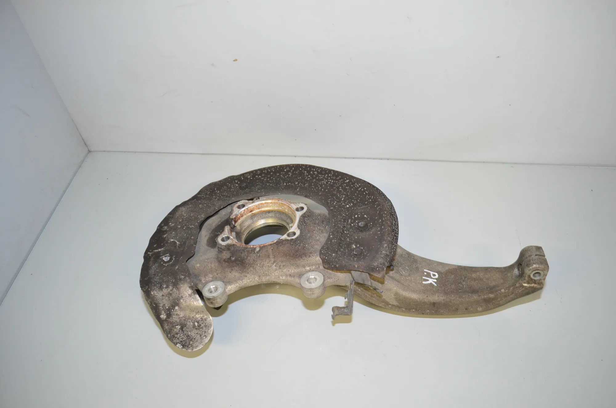 Front Left Wheel Hub – OEM 6884385 · BMW 5 (G30) (2016 - -) M 550 i xDrive 2017