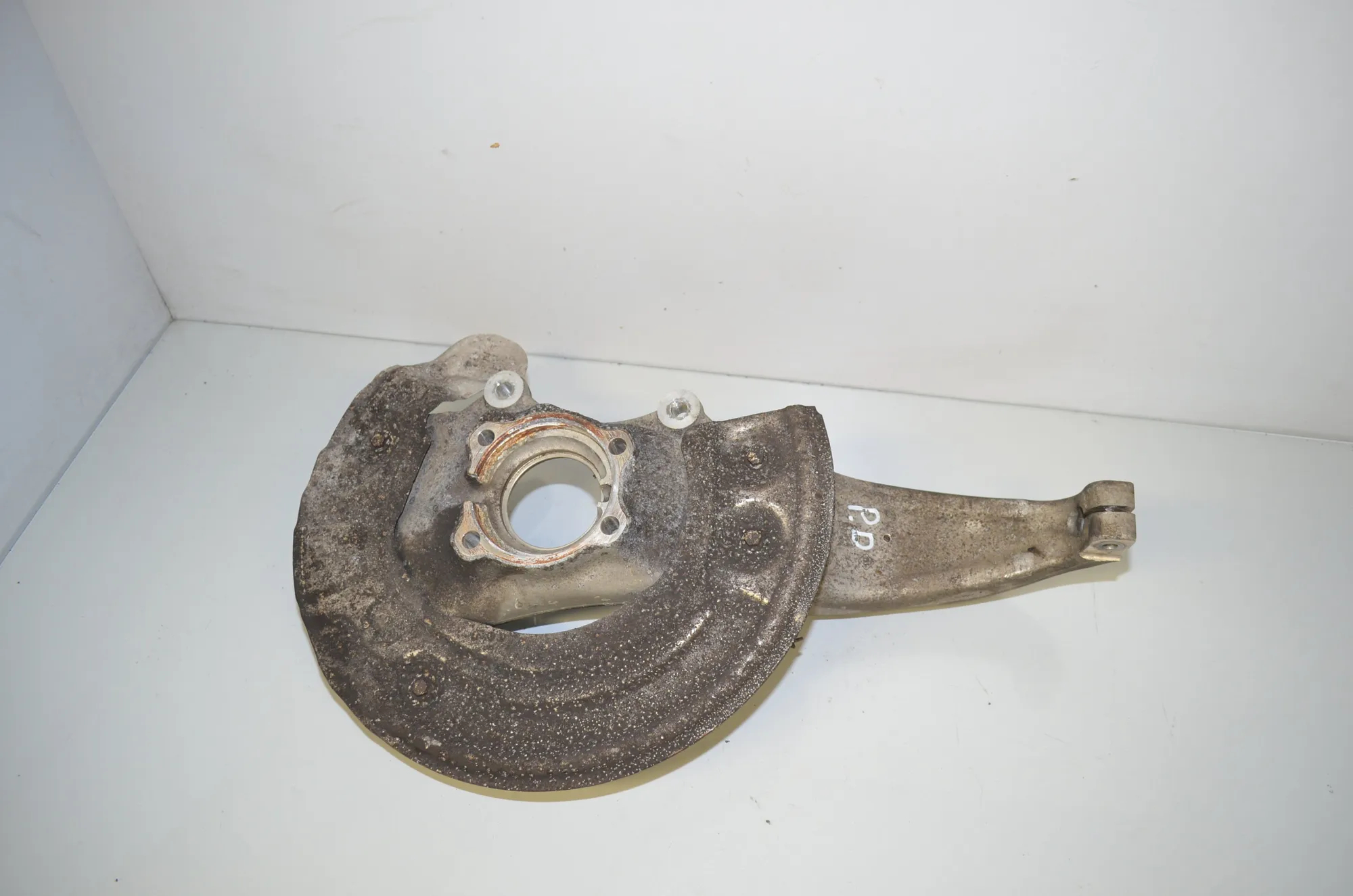 Front Right Wheel Hub – OEM 6884386 · BMW 5 (G30) (2016 - -) M 550 i xDrive 2017 – 2