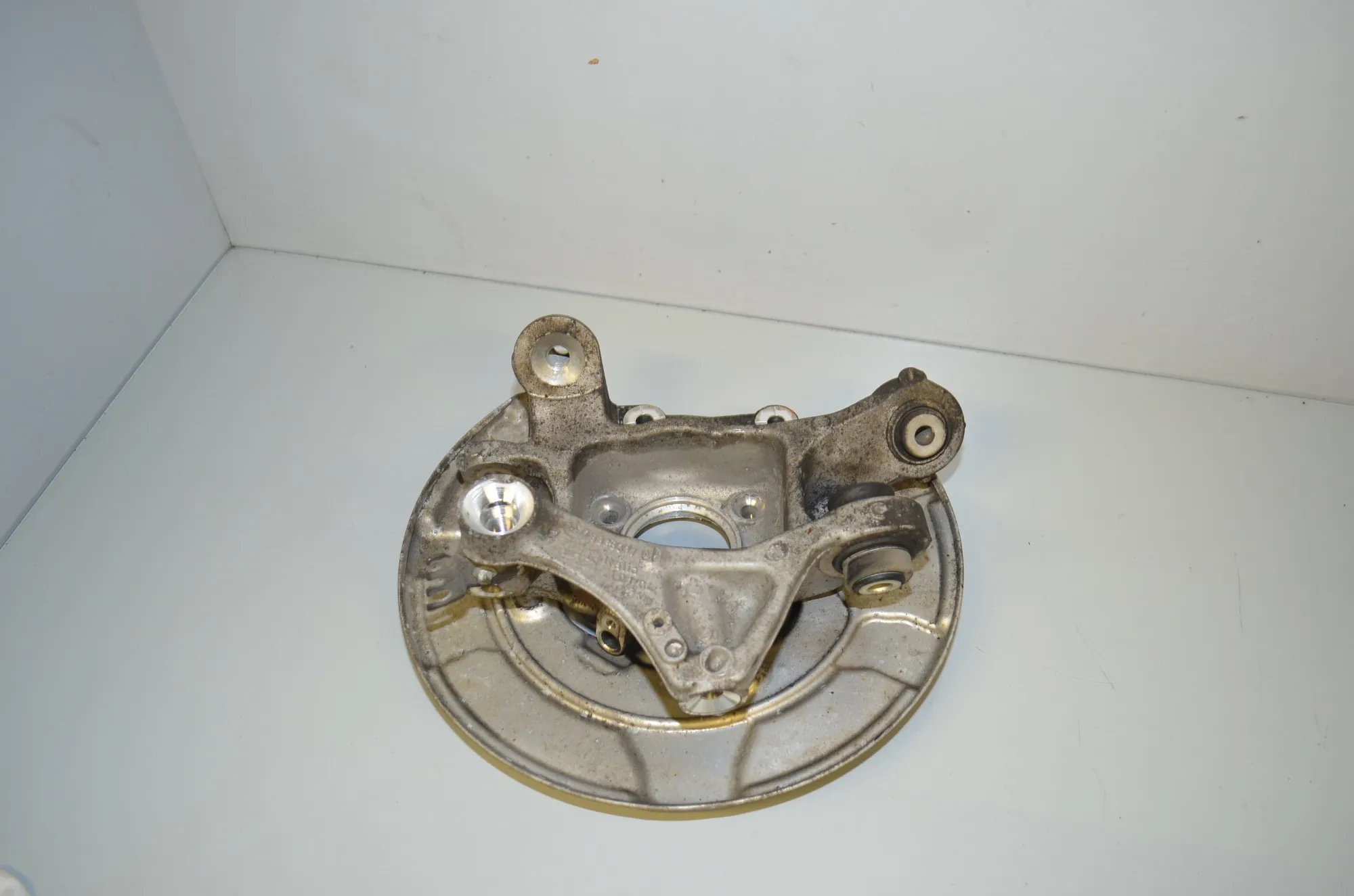 Rear Left Wheel Hub Spindle – OEM 6866337 · BMW 5 (G30) (2016 - -) M 550 i xDrive 2017 – 4