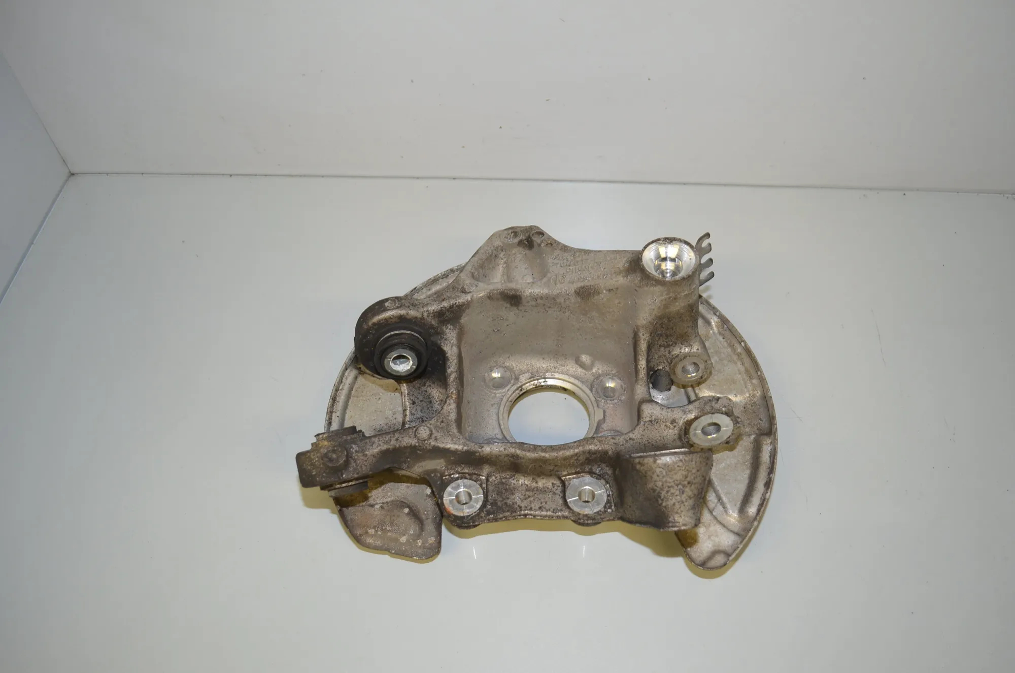 Rear Left Wheel Hub Spindle – OEM 6866337 · BMW 5 (G30) (2016 - -) M 550 i xDrive 2017 – 3