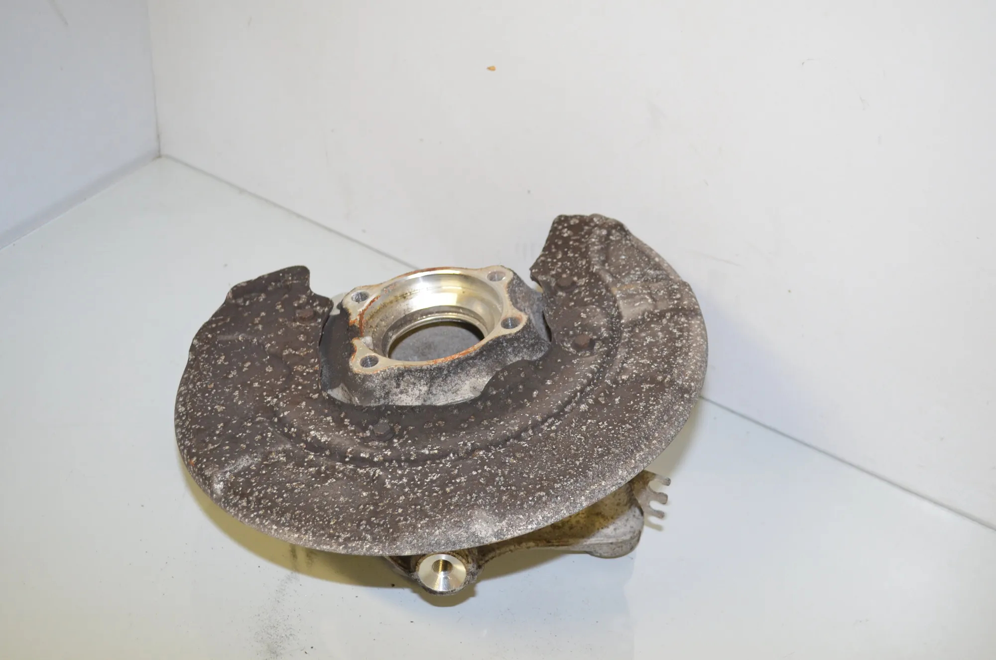 Rear Left Wheel Hub Spindle – OEM 6865661 · BMW 7 (G11, G12) 730 d 2016 – 2