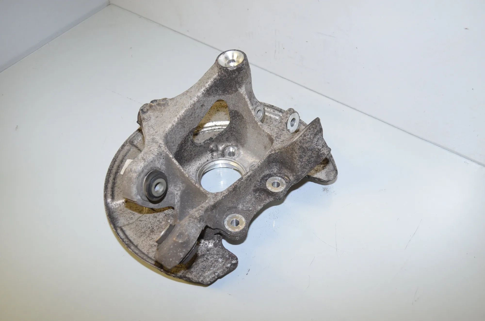 Rear Left Wheel Hub Spindle – OEM 6865661 · BMW 7 (G11, G12) 730 d 2016 – 3