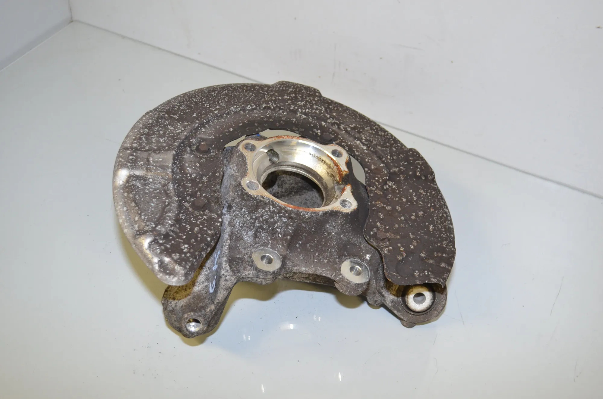 Rear Left Wheel Hub Spindle – OEM 6865661 · BMW 7 (G11, G12) 730 d 2016