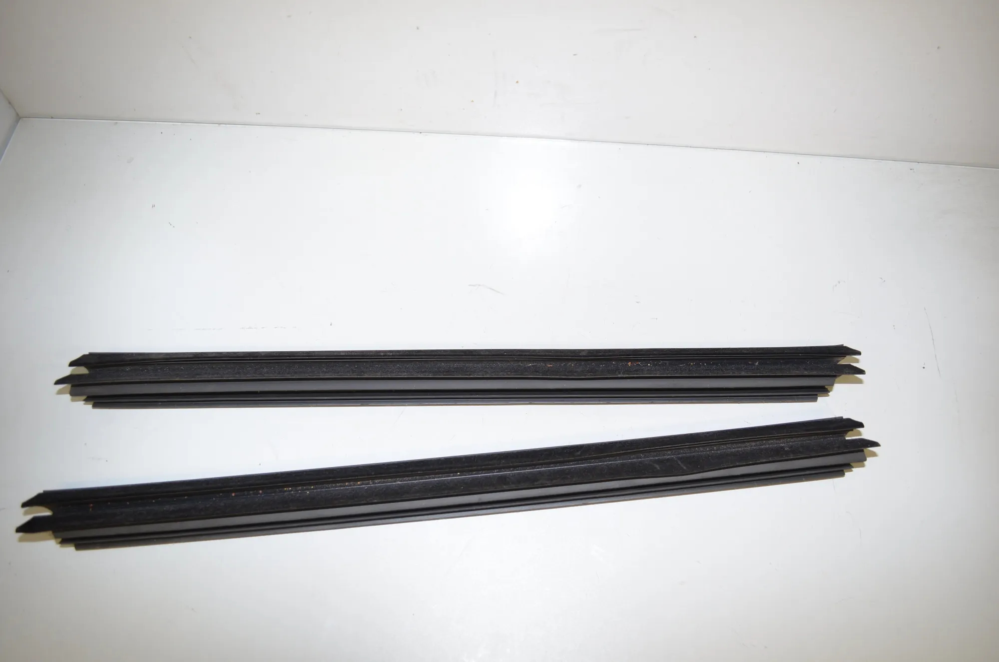 Rear Right Door Window Strip – OEM 7355523 · BMW 7 (G11, G12) 730 d 2016 – 2
