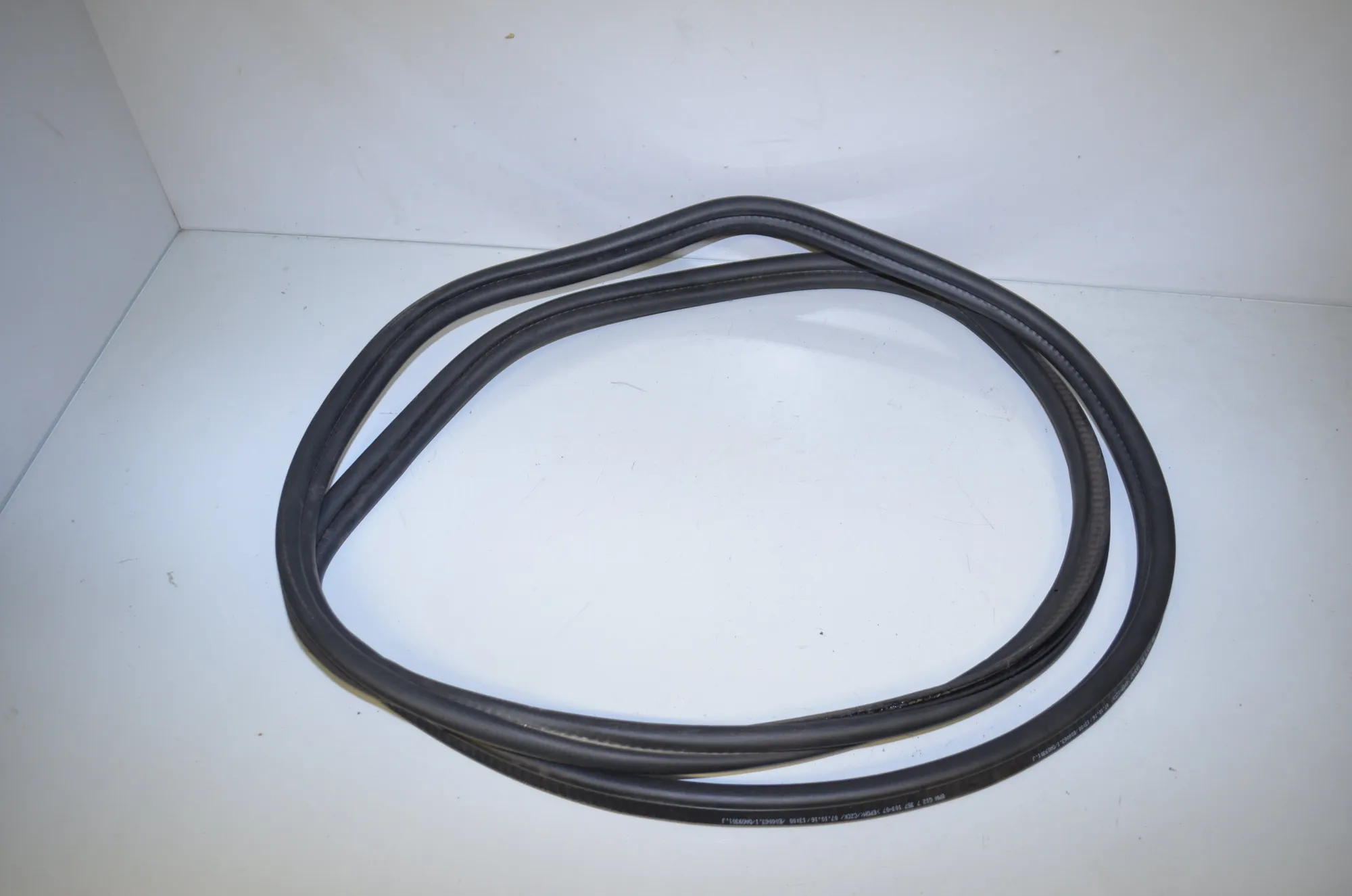Tailgate Rubber Seal – OEM 7357103 · BMW 7 (G11, G12) 730 d 2016 – 2