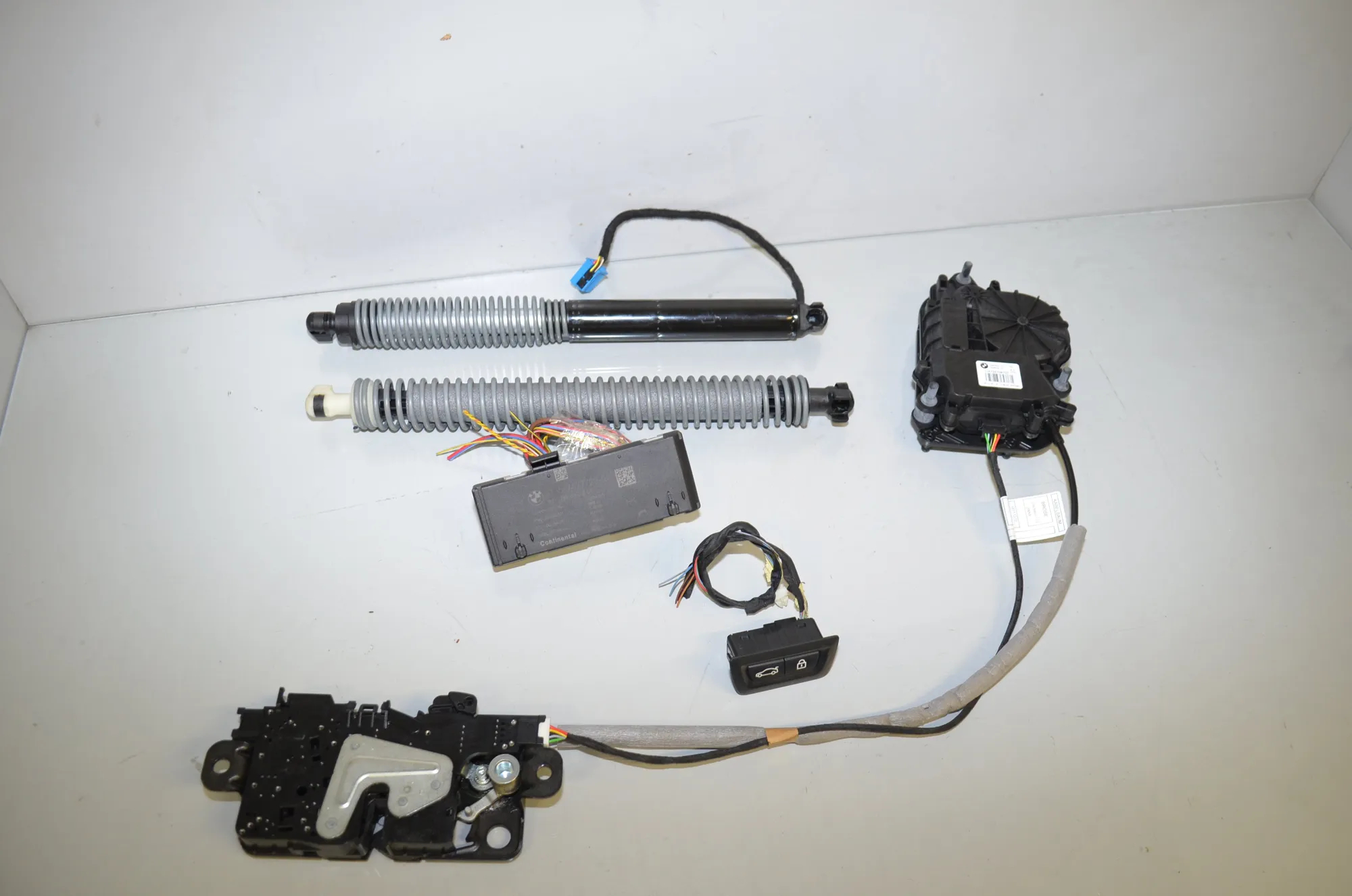 Electric Tailgate Opening Kit – OEM 7477720 · BMW 7 (G11, G12) 730 d 2016