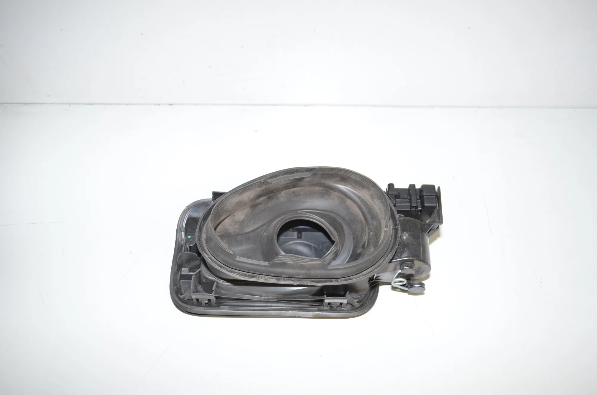 Fuel Tank Flap Cap – OEM 7238100 · BMW 3 (F30, F80) 330 d xDrive 2015 – 3
