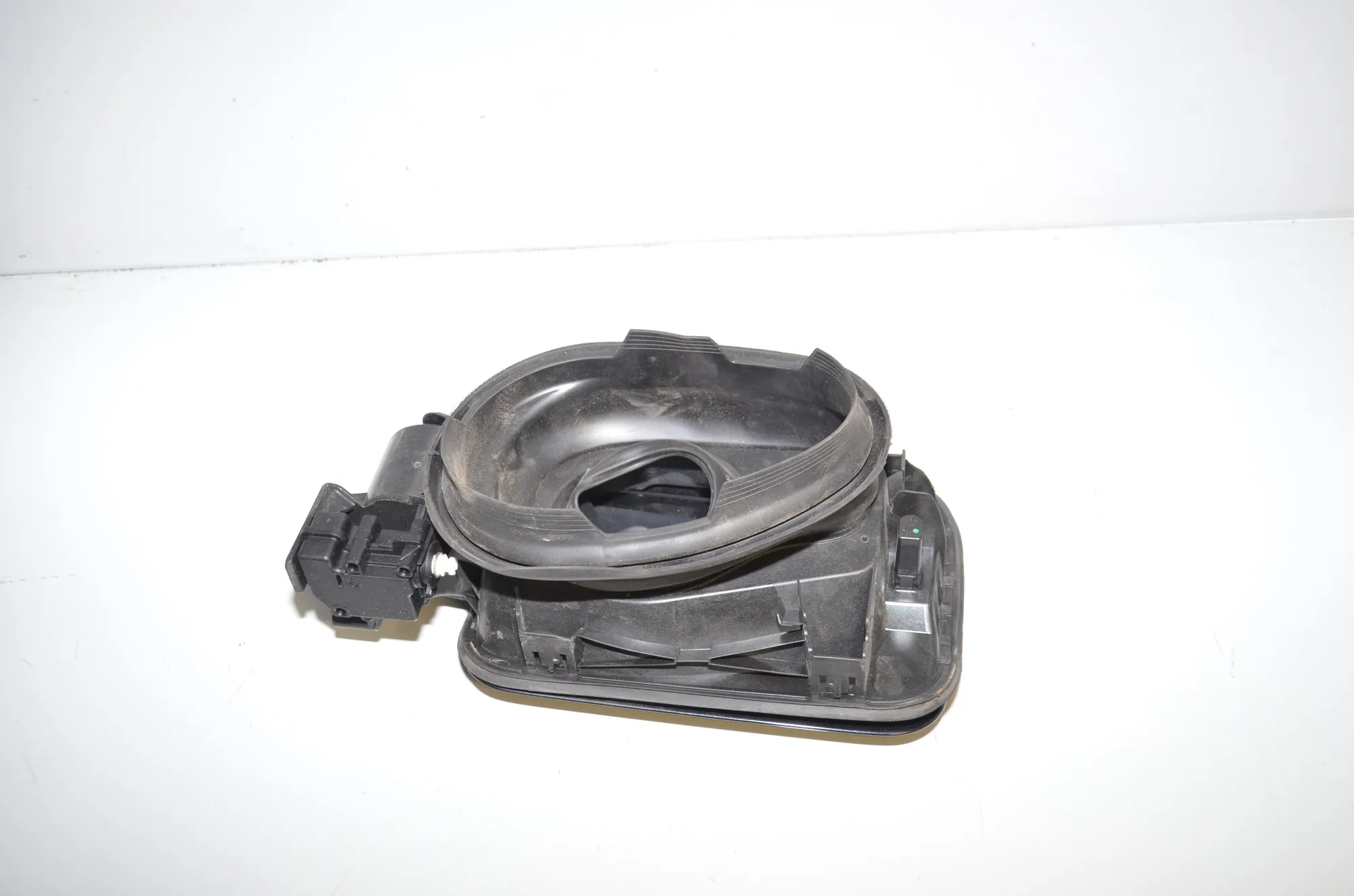 Fuel Tank Flap Cap – OEM 7238100 · BMW 3 (F30, F80) 330 d xDrive 2015 – 4