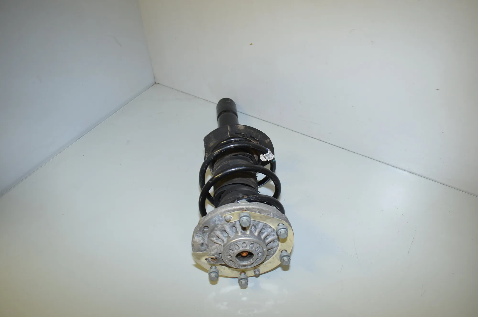 Front Left Shock Absorber – OEM 6873805 · BMW 3 (F30, F80) 330 d xDrive 2015 – 3