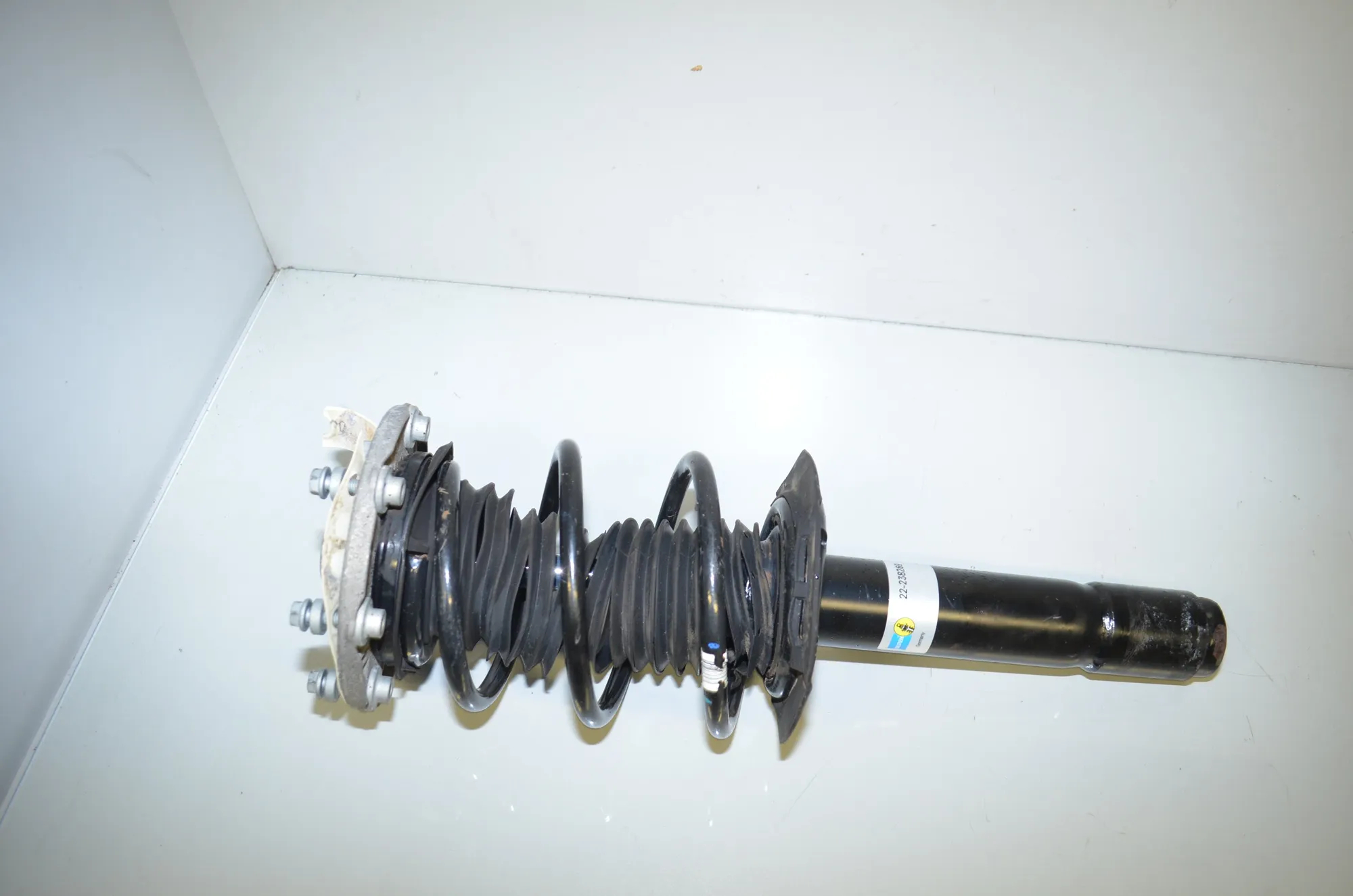 Front Left Shock Absorber – OEM 6873805 · BMW 3 (F30, F80) 330 d xDrive 2015 – 4