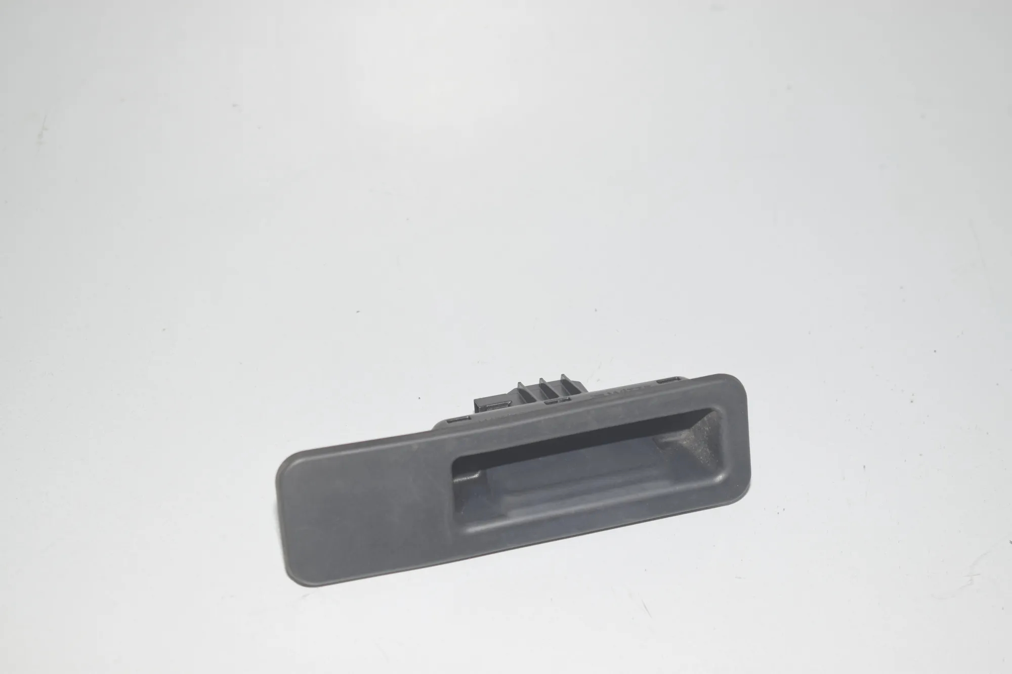 Tailgate Bootlid Handle – OEM 7405633 · BMW 3 (G20, G28) BMW 3 (G20, G28) 3 (G20) 318 i 2020
