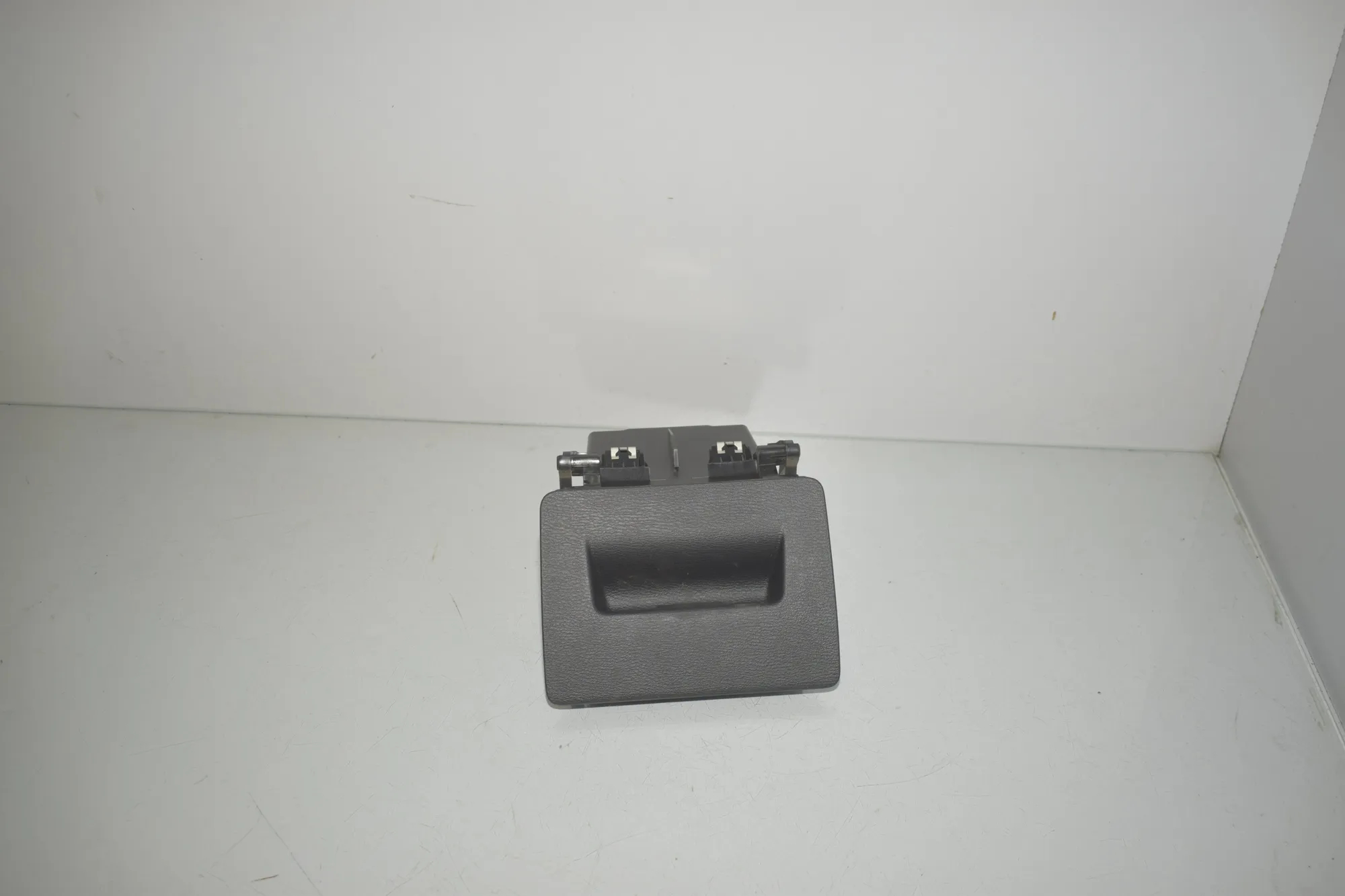 Glove Compartment – OEM 9292183 · BMW X1 (F48) xDrive 18 d 2018