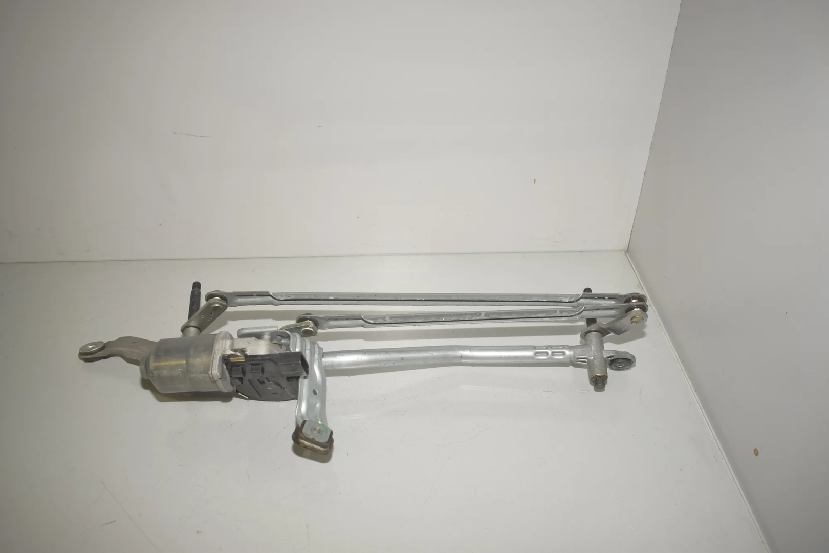 Front Windshield Wiper Mechanism – OEM 7453953 · BMW 1 (F40) (2019 - -) (F40)118i 2020 – 2