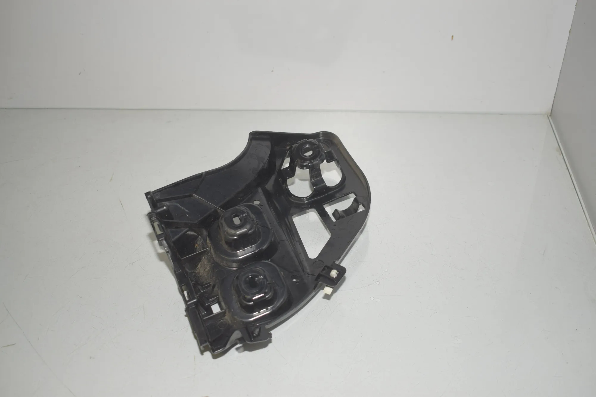 Rear Right Bumper Bracket – OEM 7461398 · BMW 1 (F40) (2019 - -) (F40)118i 2020 – 3