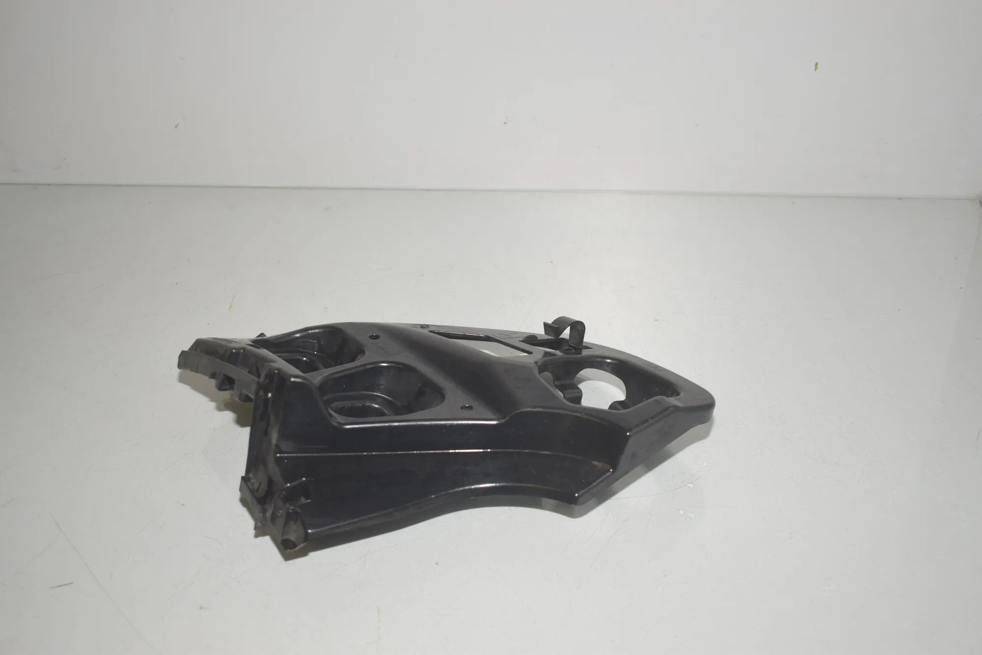 Rear Right Bumper Bracket – OEM 7461398 · BMW 1 (F40) (2019 - -) (F40)118i 2020 – 2